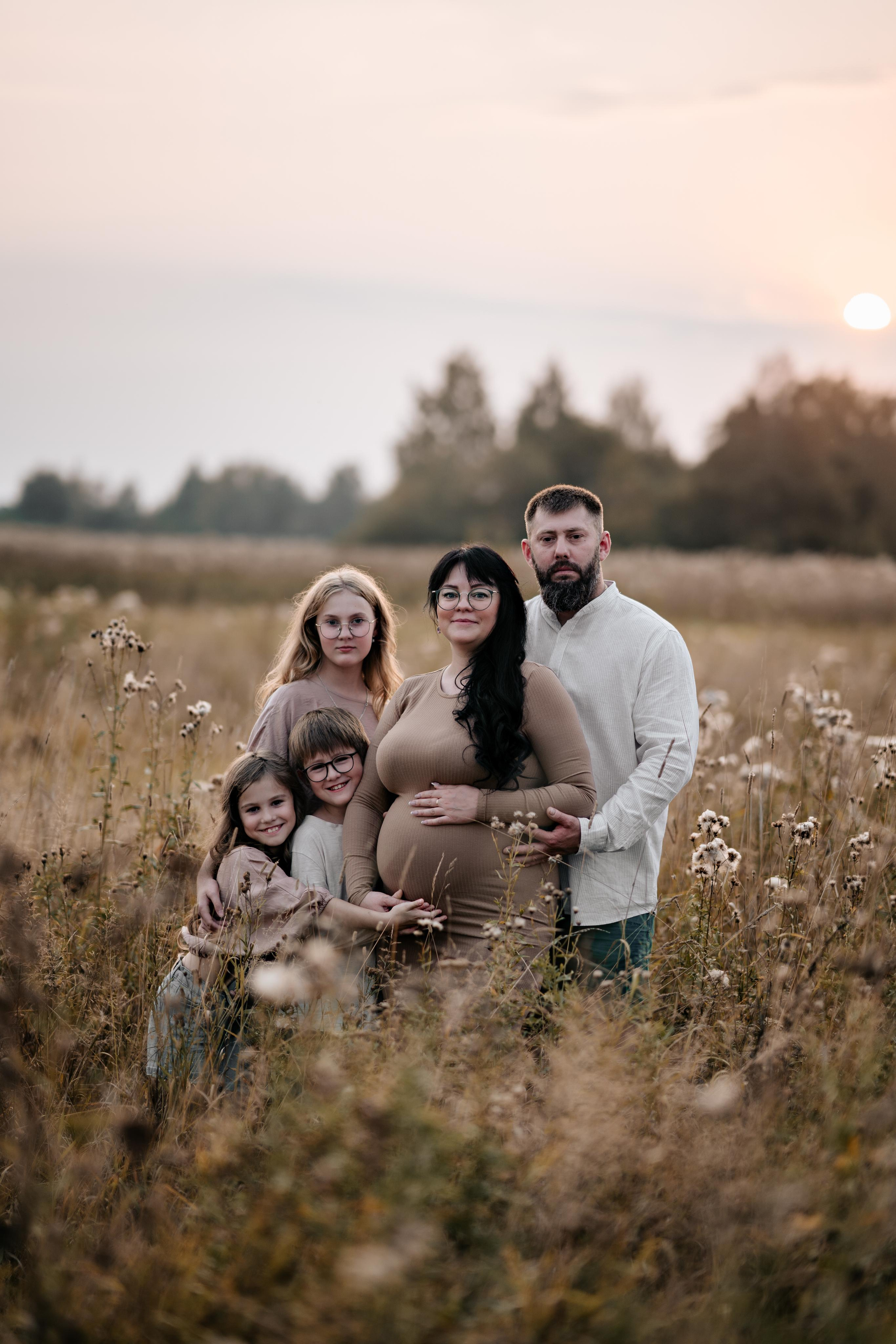 Большая семья в поле. Стильный образ в натуральных оттенках.