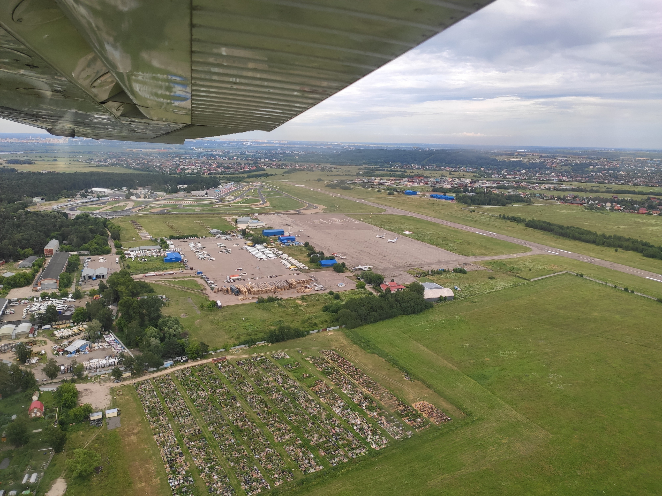 Ангары, перрон, полоса и вдали автотрек