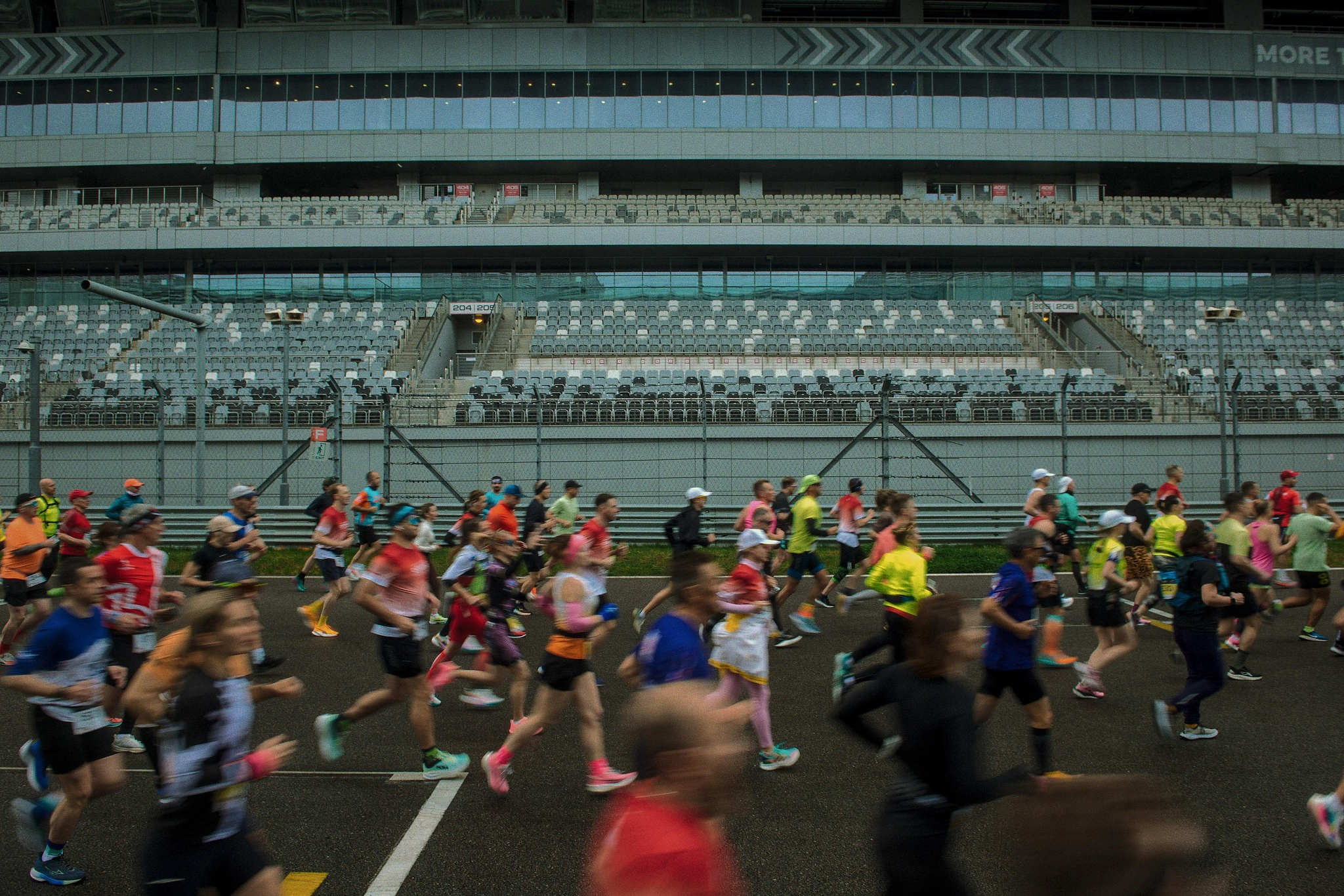 Чемпионат России по полумарафону. Сириус Автодром 2026. Репортажный фотограф в Сочи — Михаил Мордасов