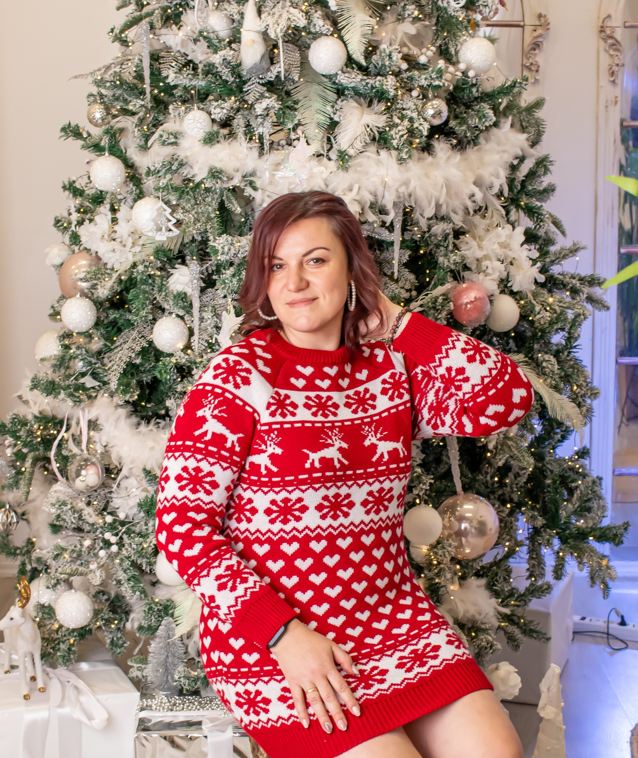 Женщина в красно-белом образе позирует возле ёлки, уютная новогодняя фотосессия, фотограф Карасёва Елена