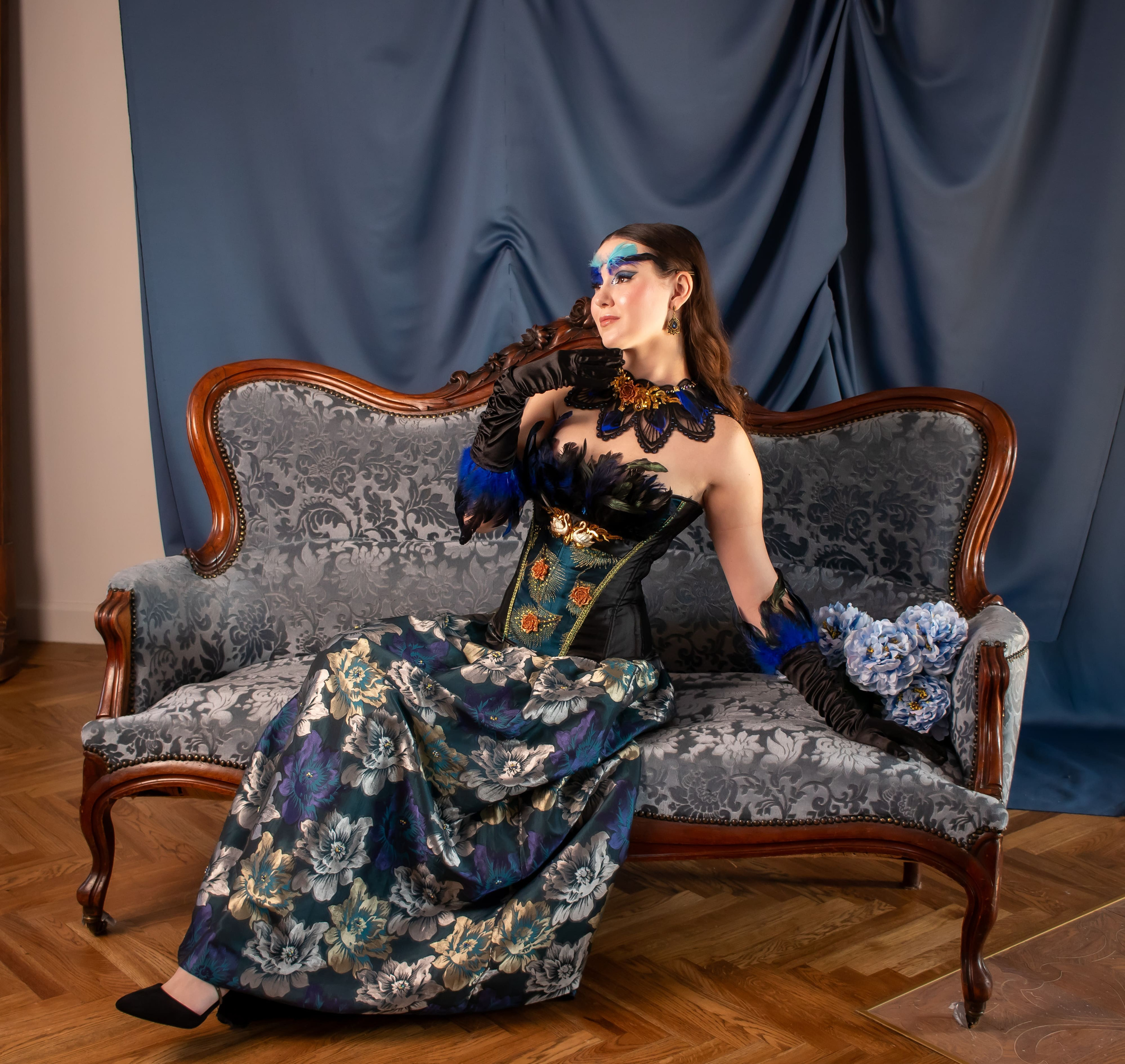 девушка на диване интерьерная студийная фотосессия портрет