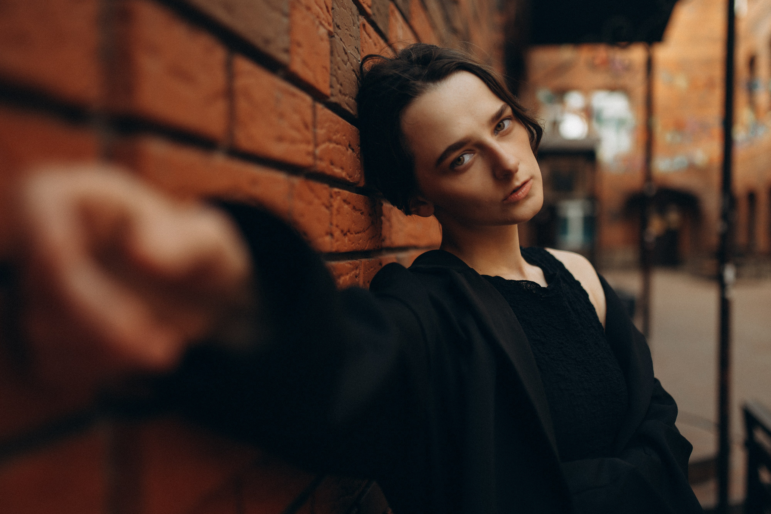 Девушка в черном платье и пиджаке оверсайз, концептуальный портрет в стиле total black, эстетика Урбан-нуар. Фотосессия в Новосибирске. 1.