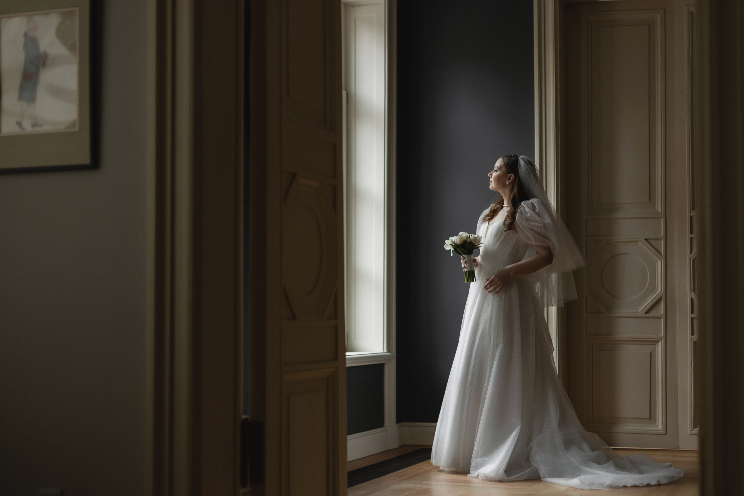 свадебный фотограф на регистрацию брака в усадьбе муравьёвых-апостолов, фотограф гладков дмитрий, фотосессия невесты в зале