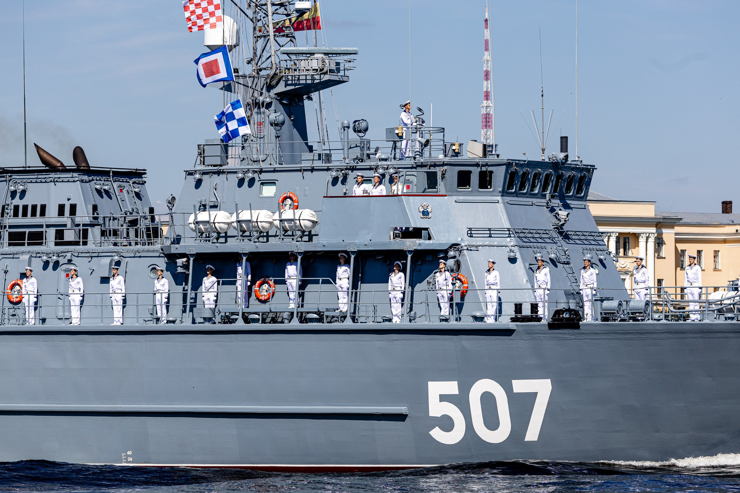 Современный тральщик «Александр Обухов», бортовой номер 507 на параде кораблей на День ВМФ России 2024 в СПб