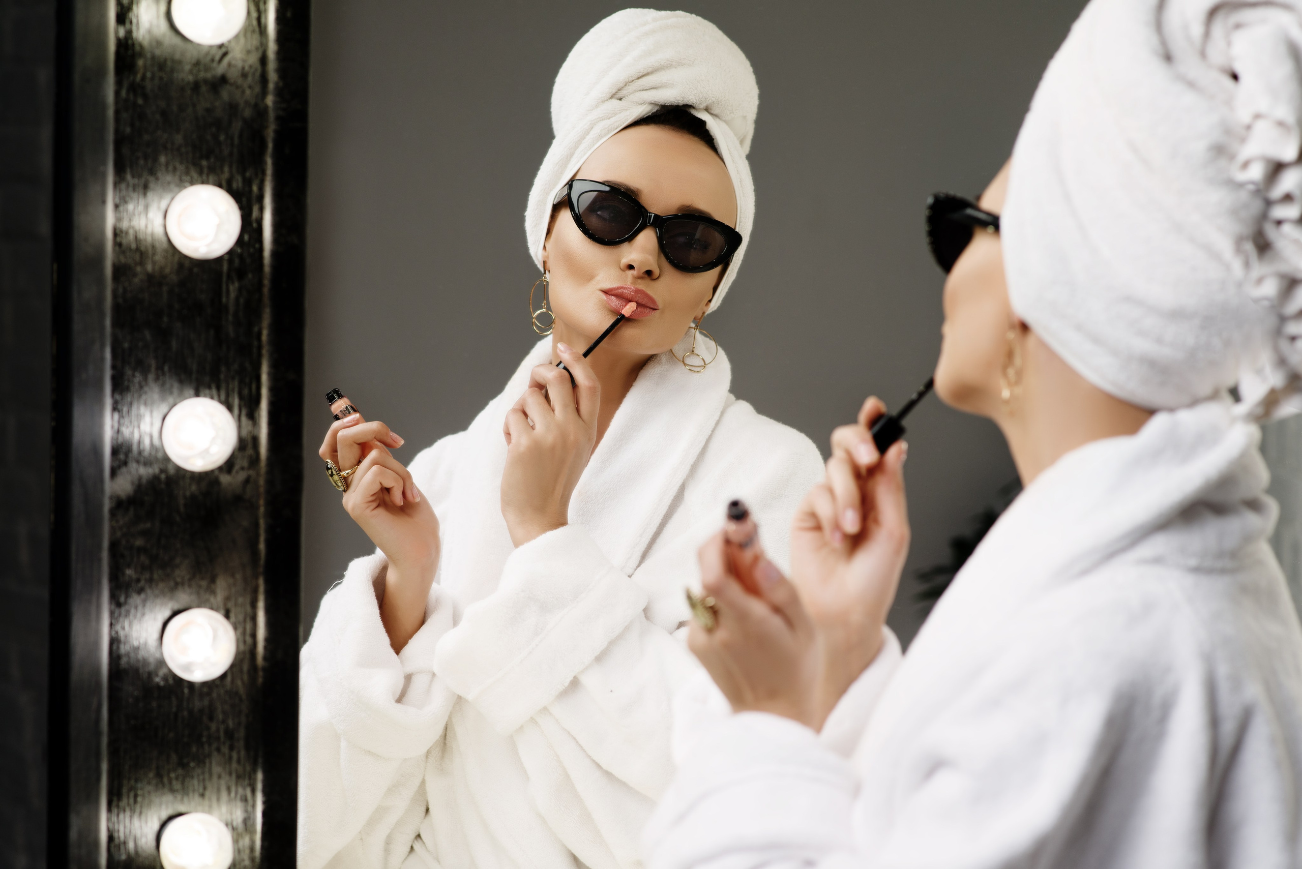 Тематическая фотосессия в белом халате и солнечных очках