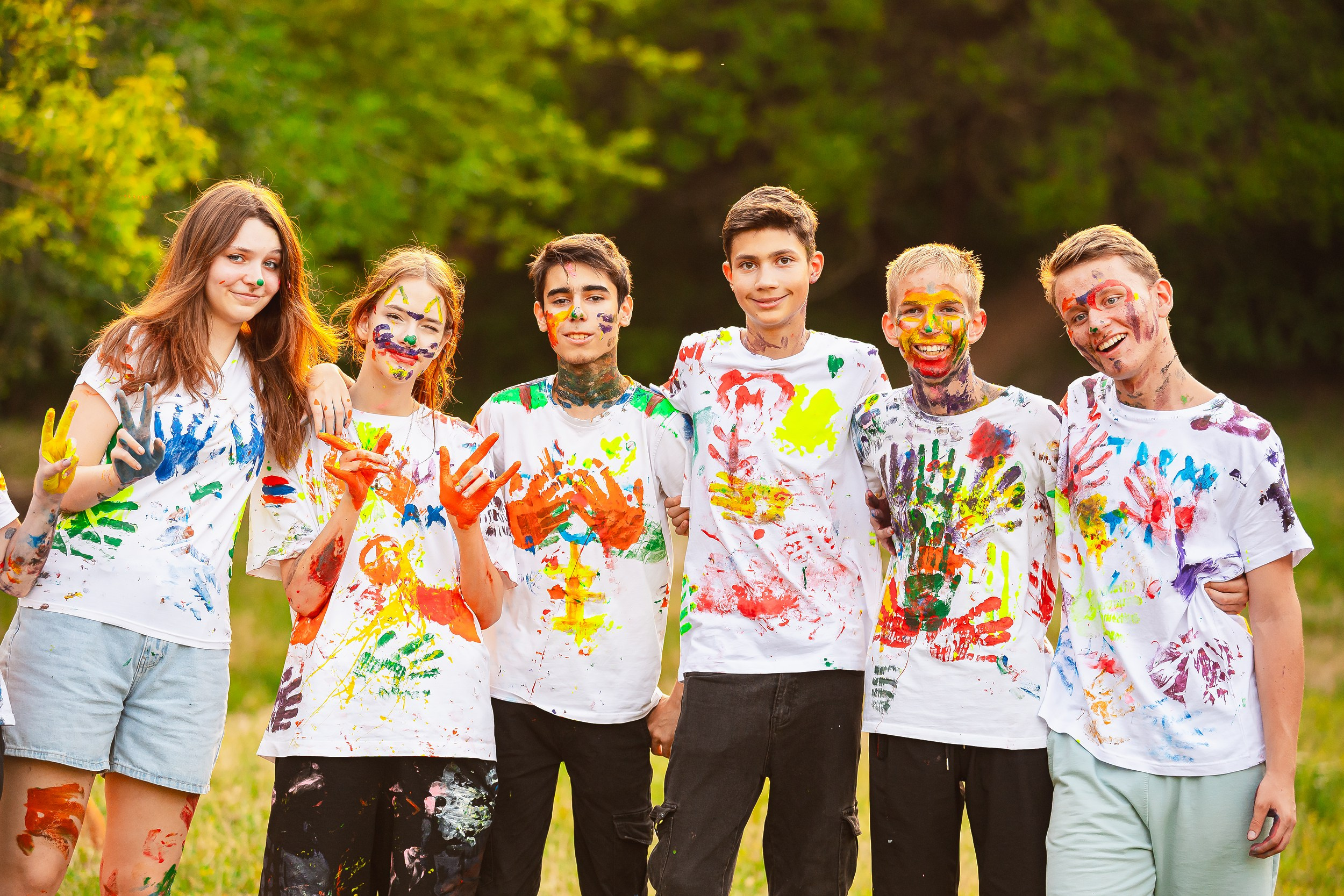 Групповое фото одноклассников в парке