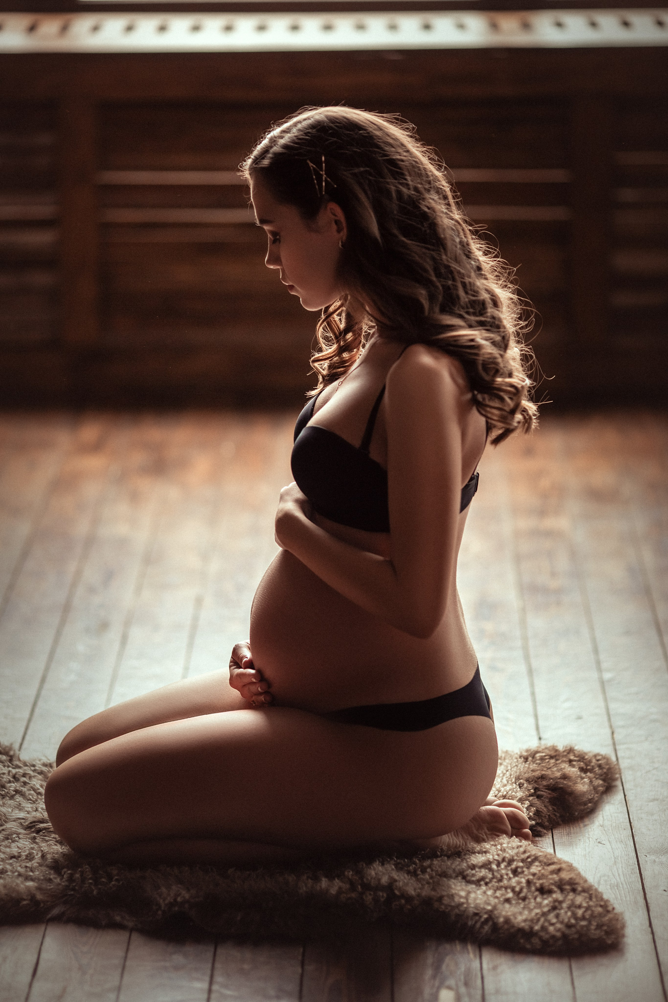 Красивая и стильная студийная фотосессия беременной в Москве. Профессиональный фотограф в Москве. Елена Шуваева