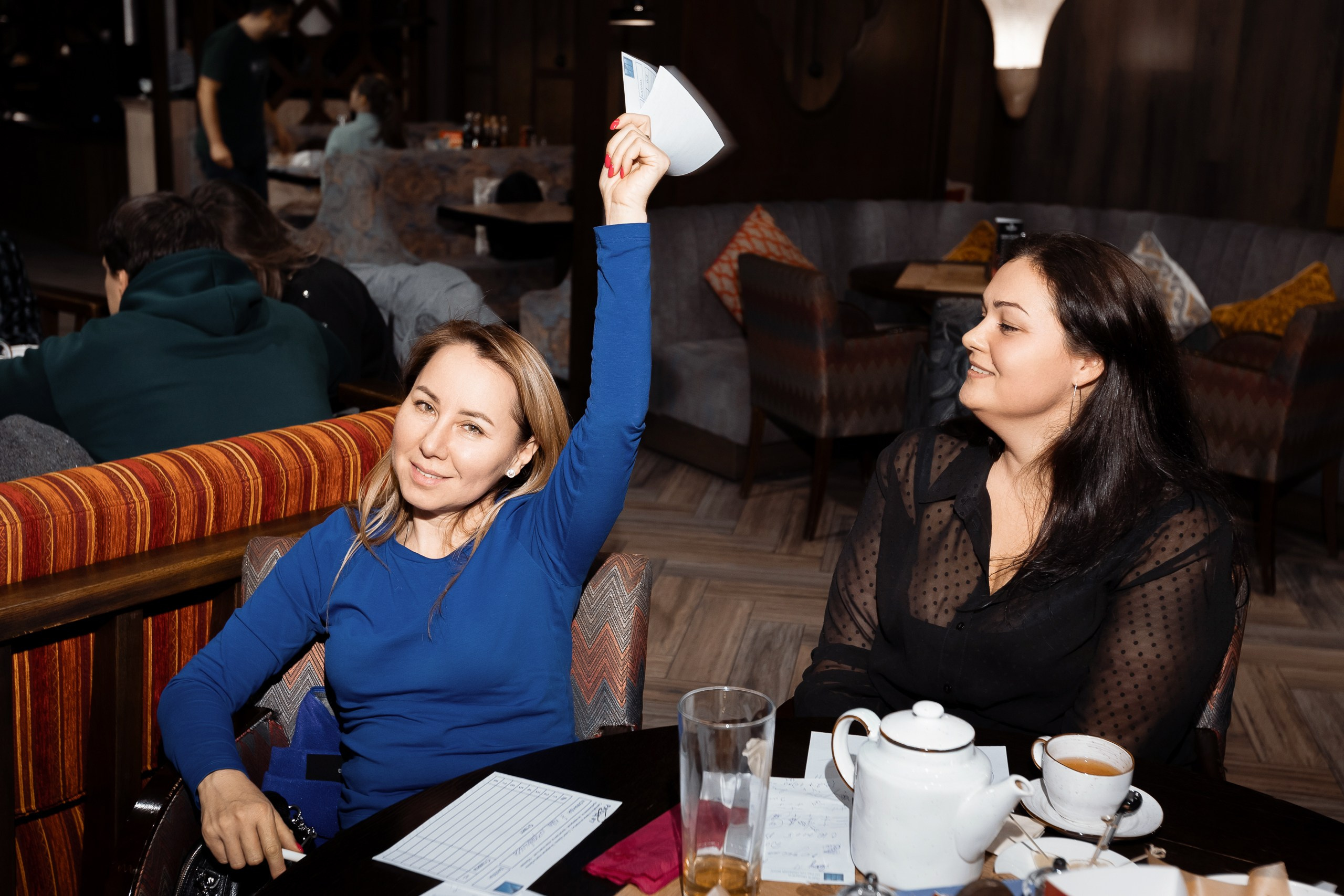 Репортажная фотосъемка квиз-шоу ЛИГА ИНДИГО в ресторане Пахвала. Фотограф в Санкт-Петербурге — Сергей Петров