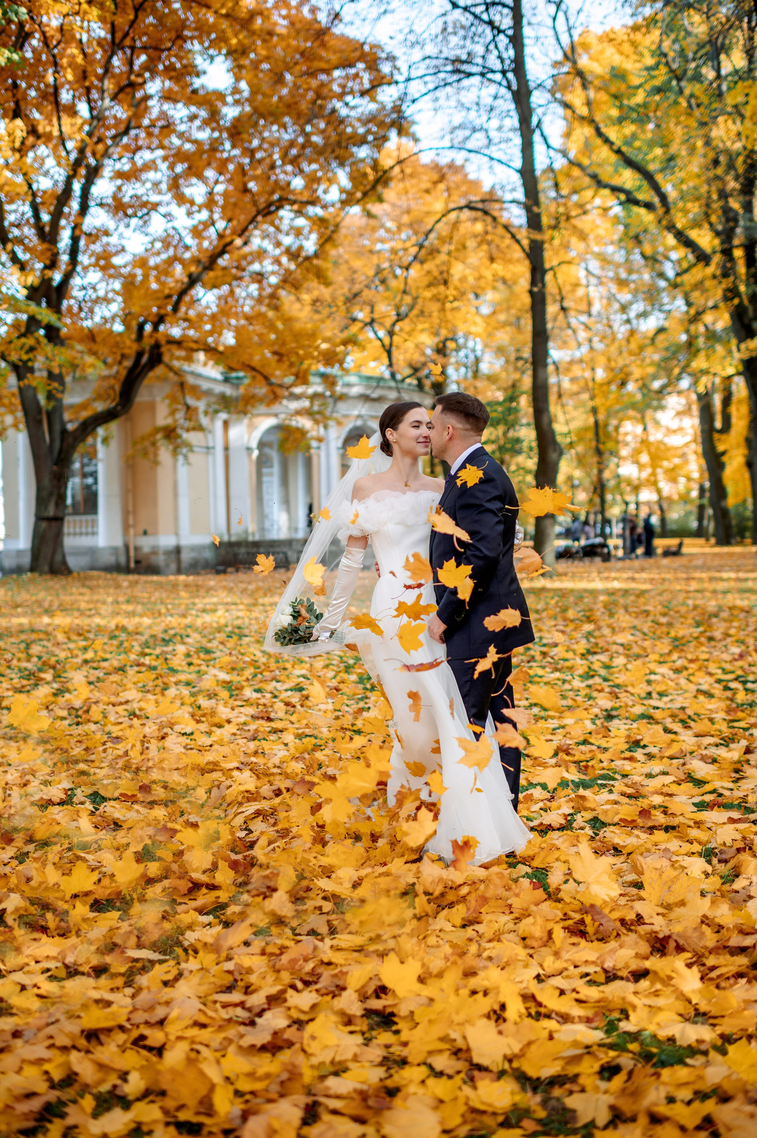 Осенняя великолепная свадебная прогулка жениха и невесты в октябре в Санкт-Петербурге в Михайловском парке и у Атлантов на Миллионной улице. Портретный, семейный и свадебный фотограф в Санкт-Петербурге и в Пушкине Ширяев Денис