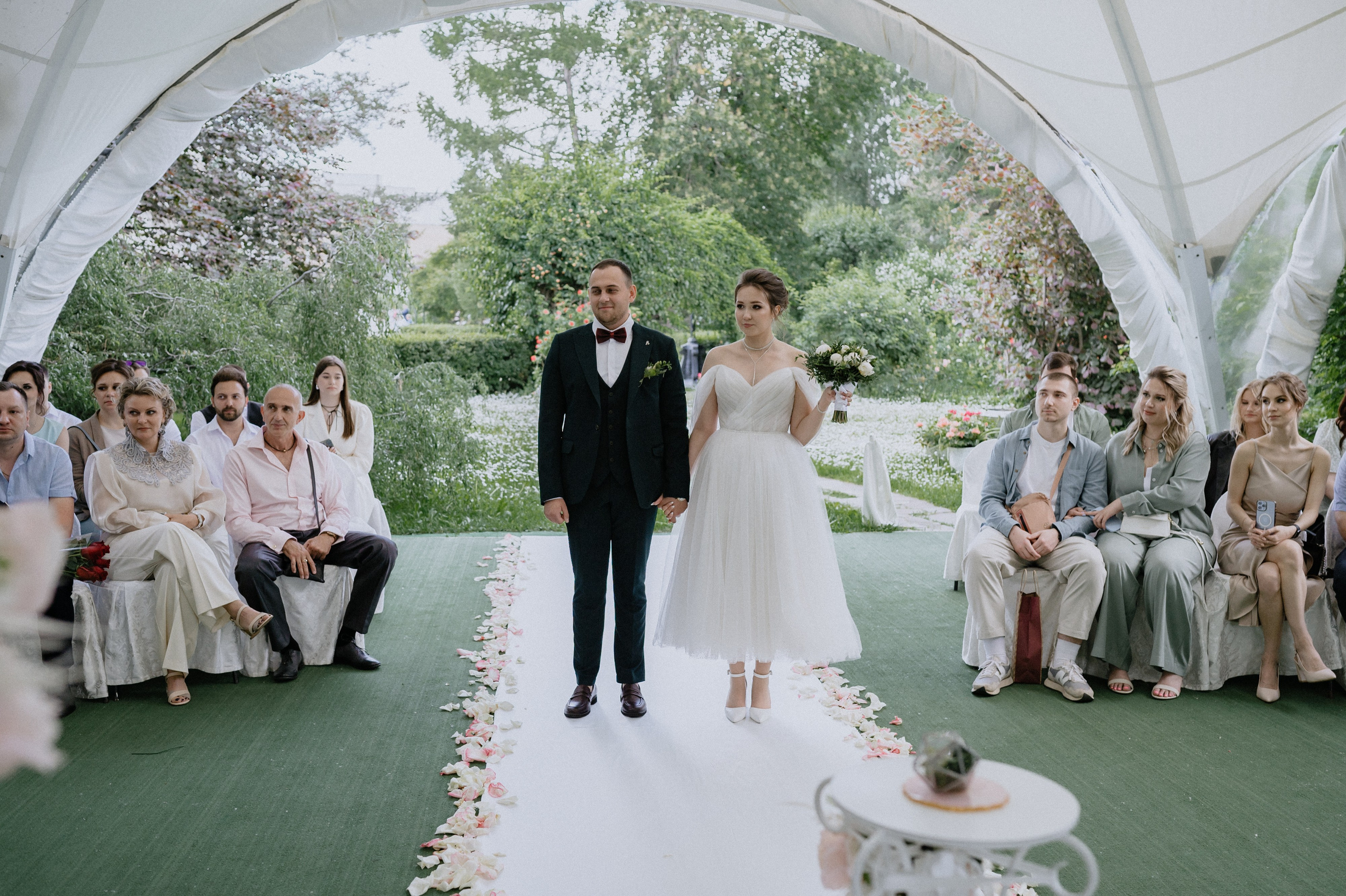 Жених и невеста на регистрации брака