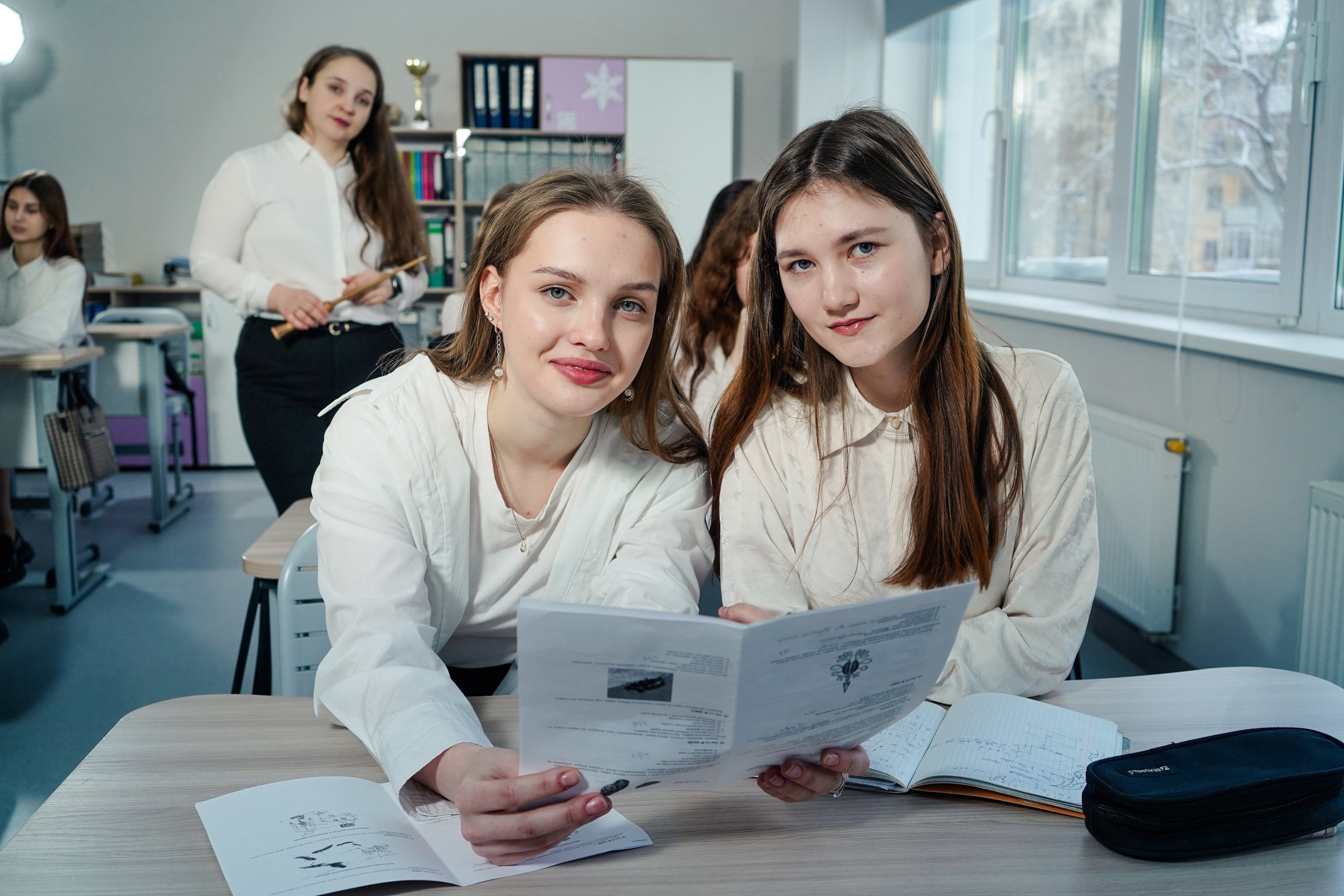 Выпускные альбомы 11 класс Гимназия 40, выпуск 2024. Семейный и портретный фотограф в Екатеринбурге Анна Лобанова