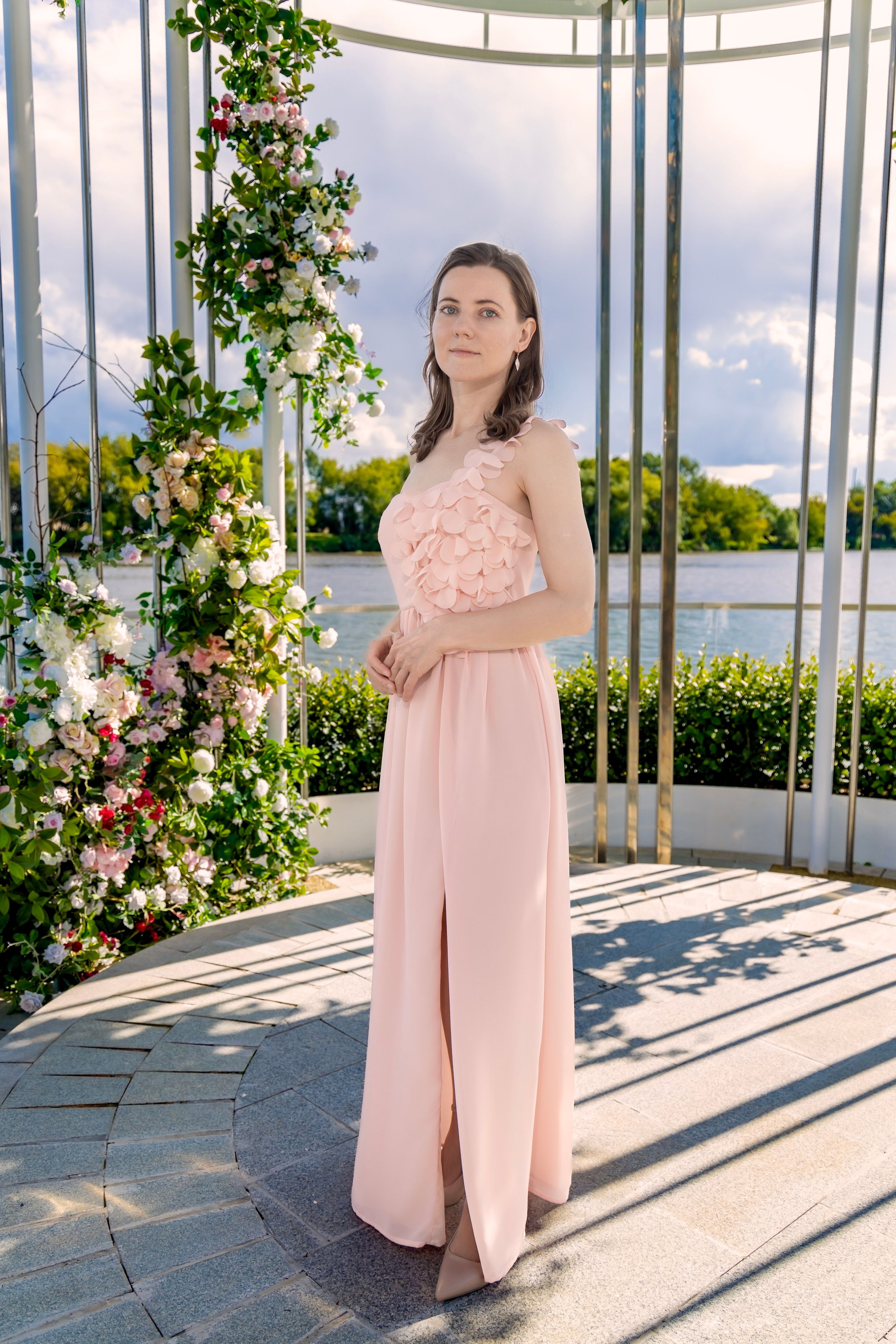 Фотосессия на новой набережной Коломенского: нежность, цветы и вдохновение. Репортажный, семейный и студийный фотограф в Москве Демин Алексей