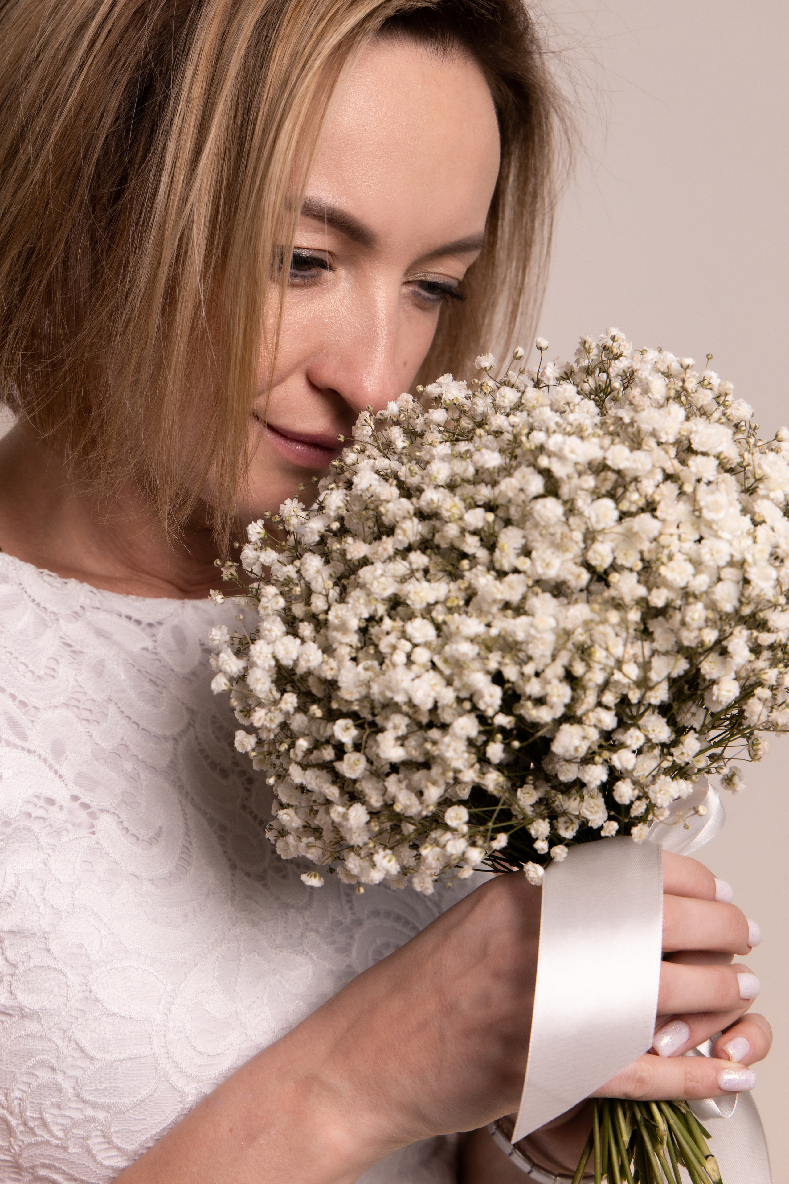 Невеста с букетом цветов в руках. Свадебная фотосессия Астрахань.