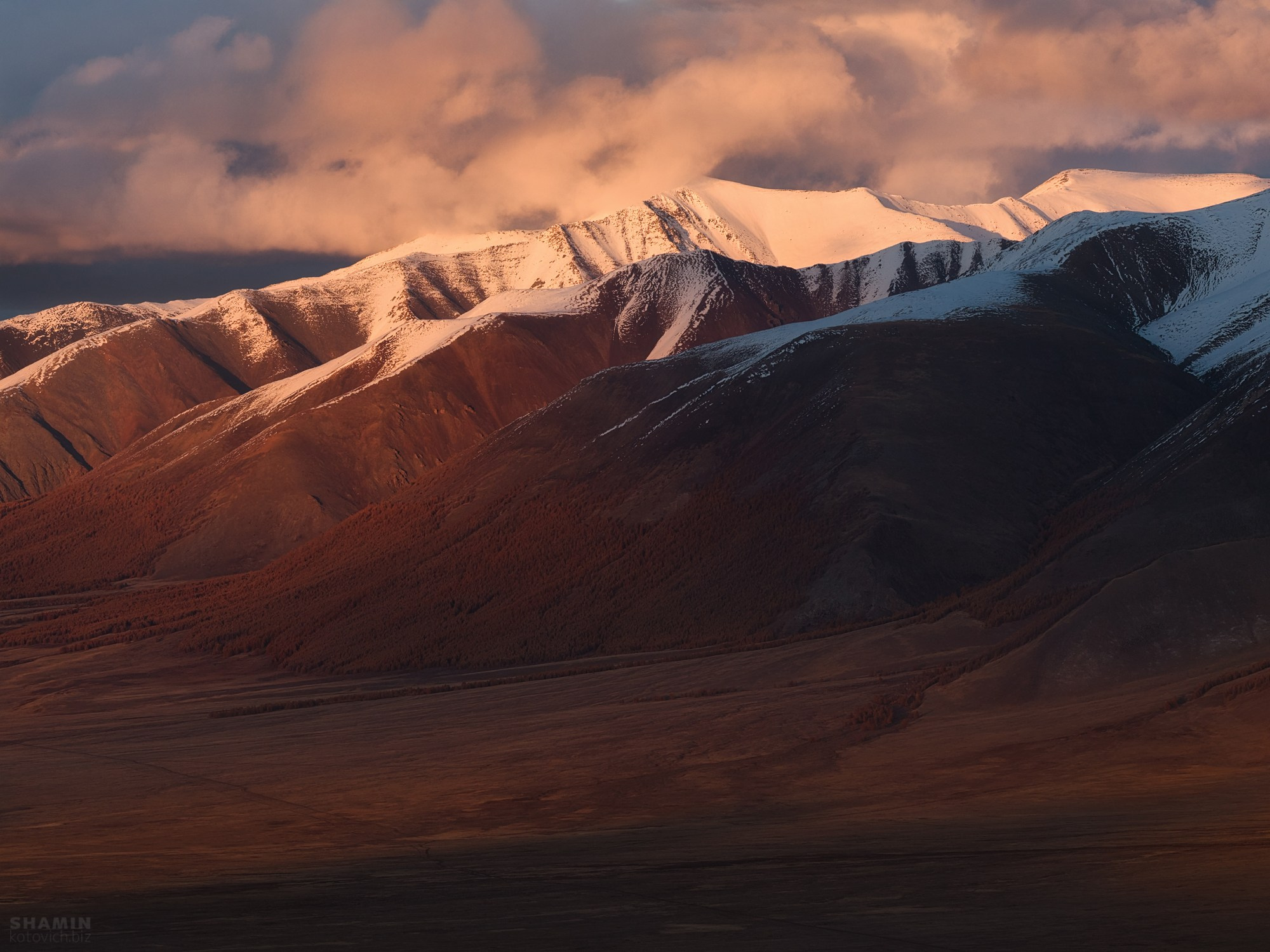 Аэросъёмка пейзажей с дрона — вид с высоты на природу, свет и пространство, запечатлённые в разное время суток.