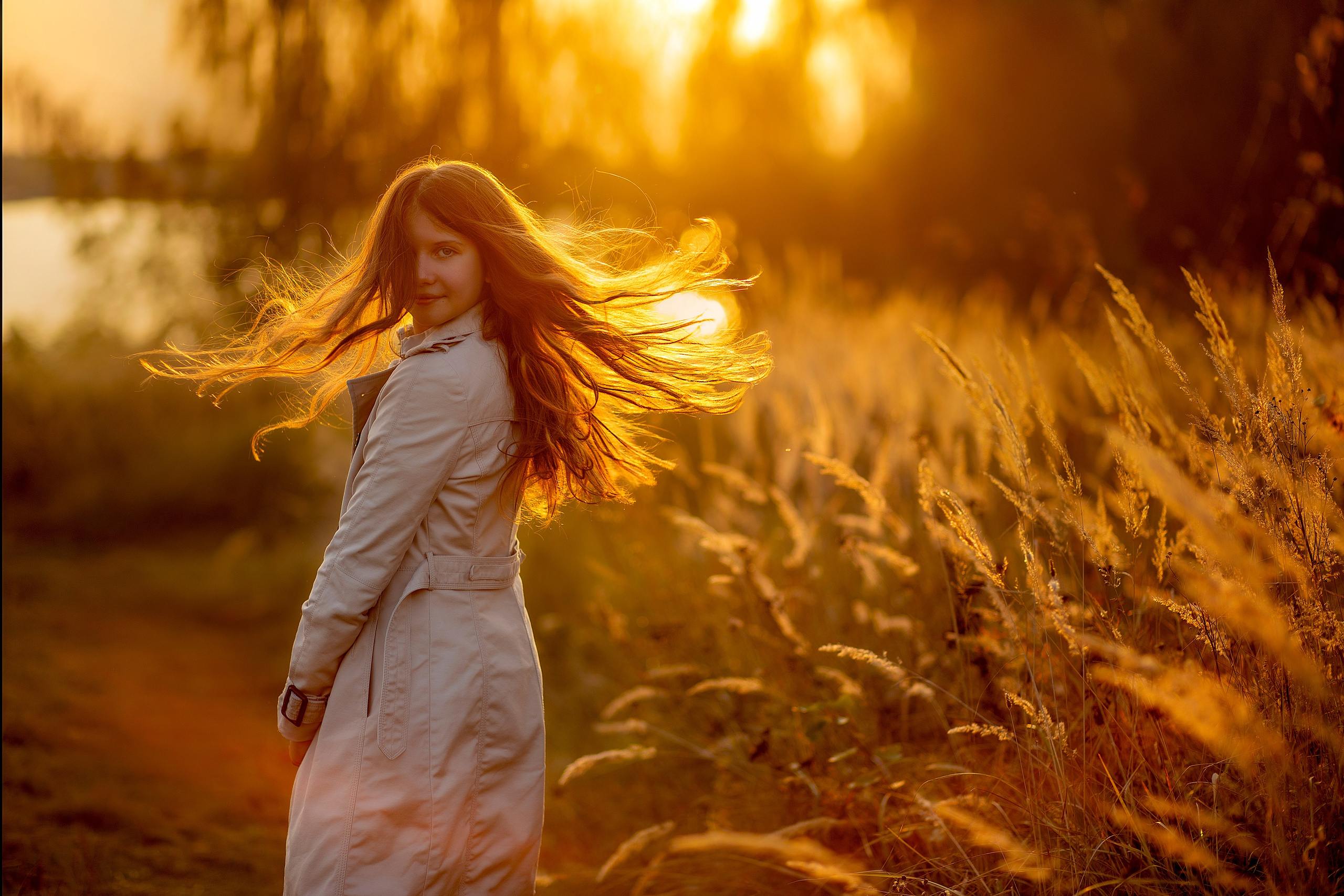 Детская фотосъемка на природе — девочка в тренче в осеннем лесу