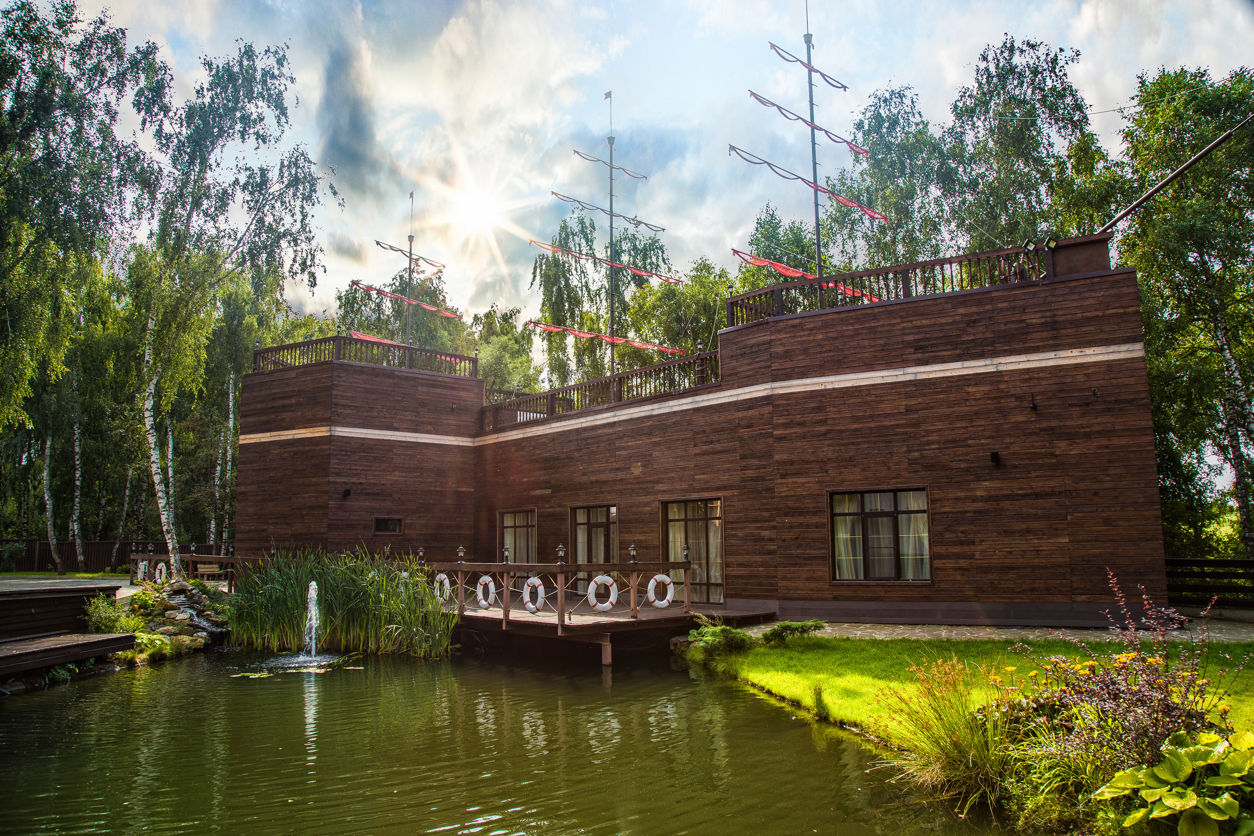 Банкетный комплекс в виде корабля с алыми парусами.
Алые паруса
Ассоль
Александр Грин