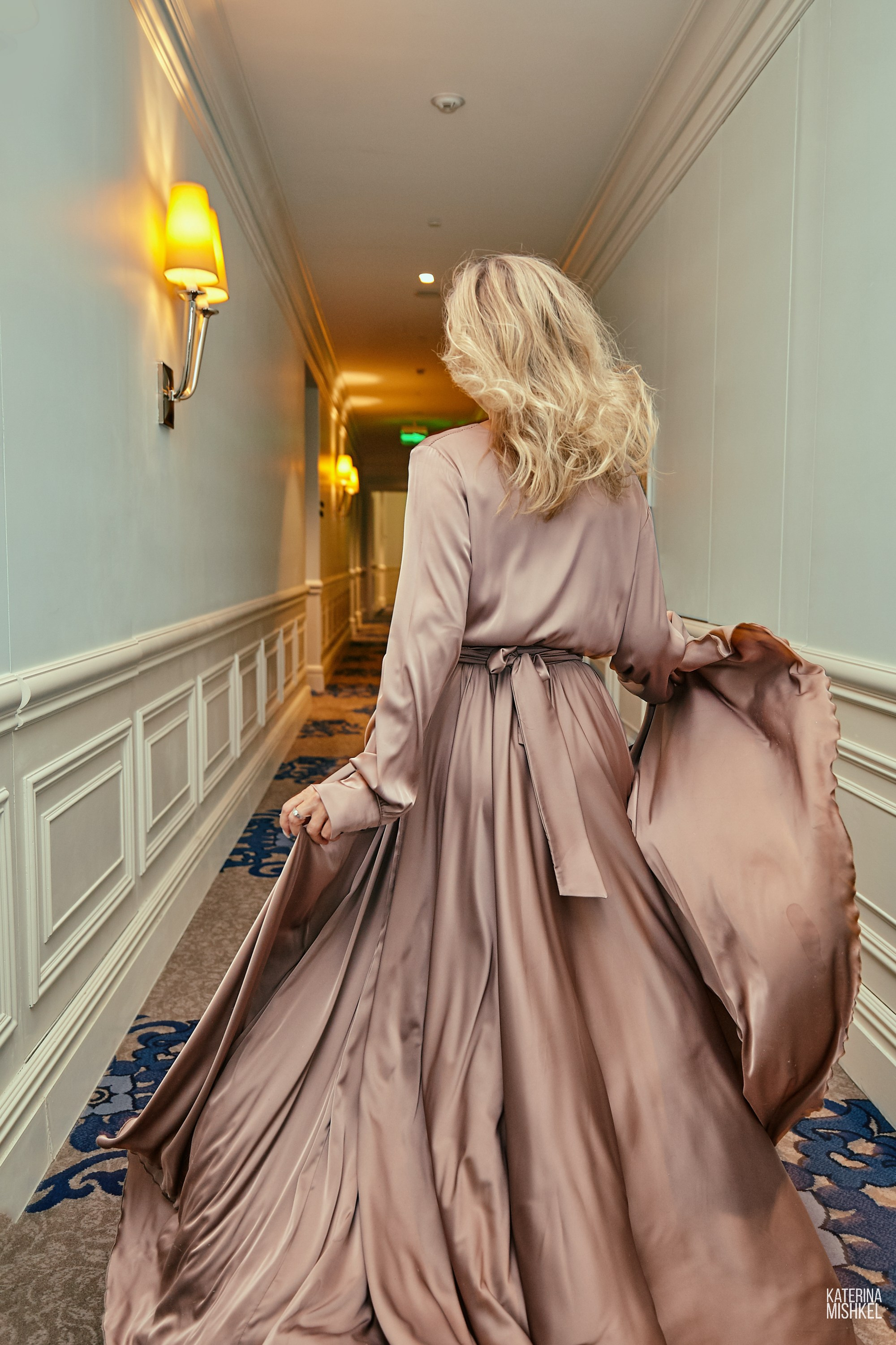 убегающая девушка в коридоре отеля lotte спб