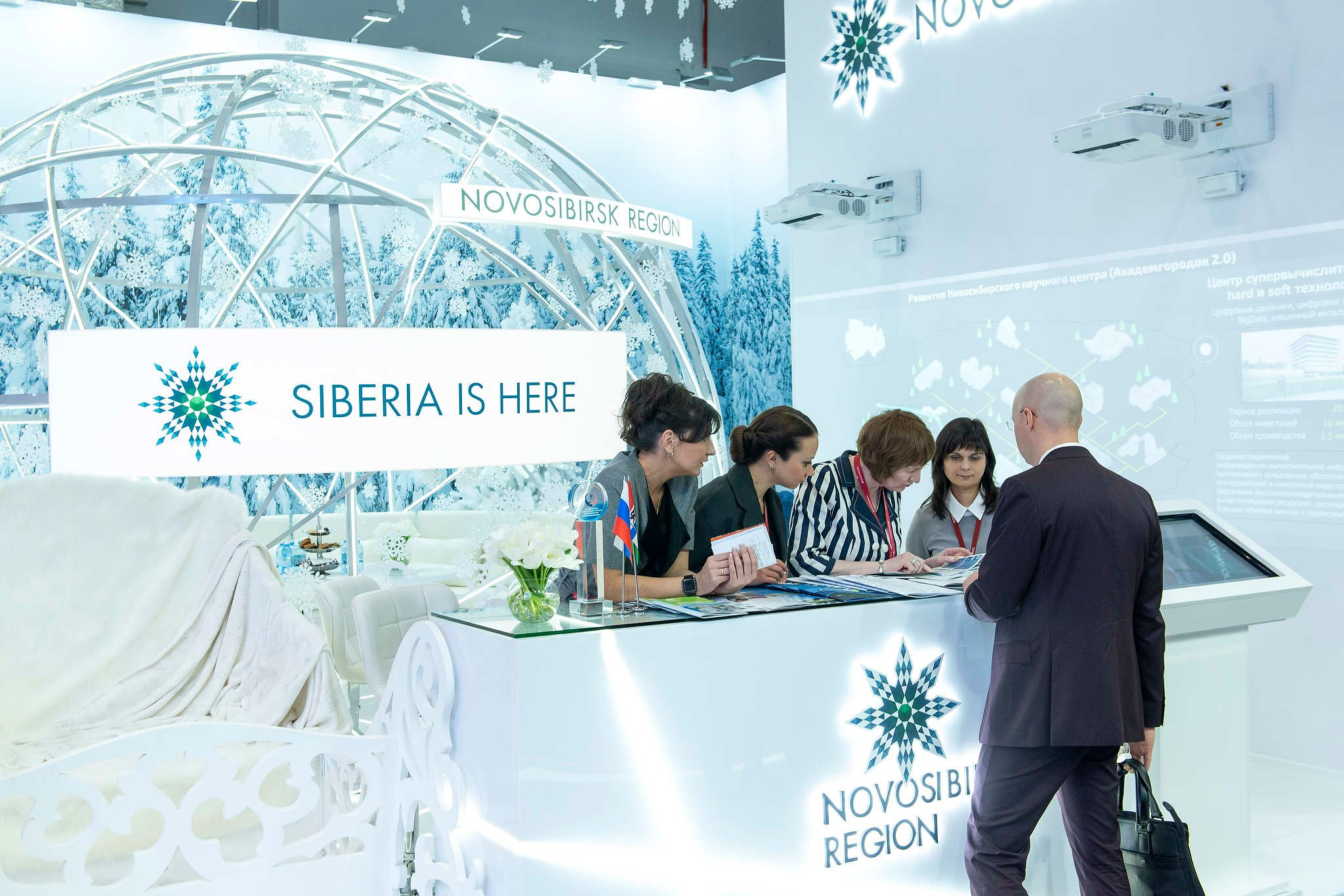 Стенд Новосибирской области на международном инвестиционном форуме в Сочи в 2019 году. Съемка компании Росконгресс.