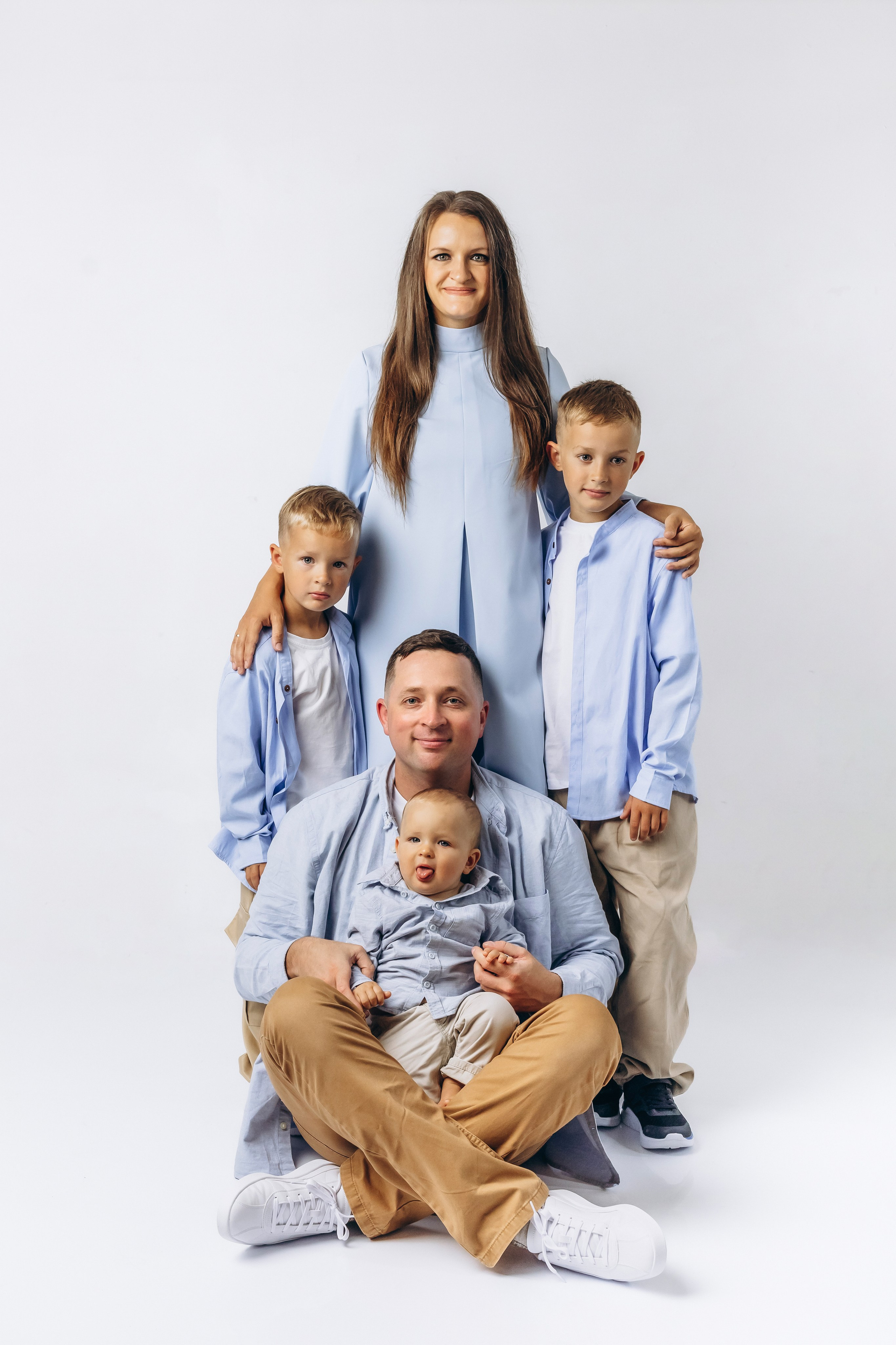Родители с детьми на семейной фотосессии