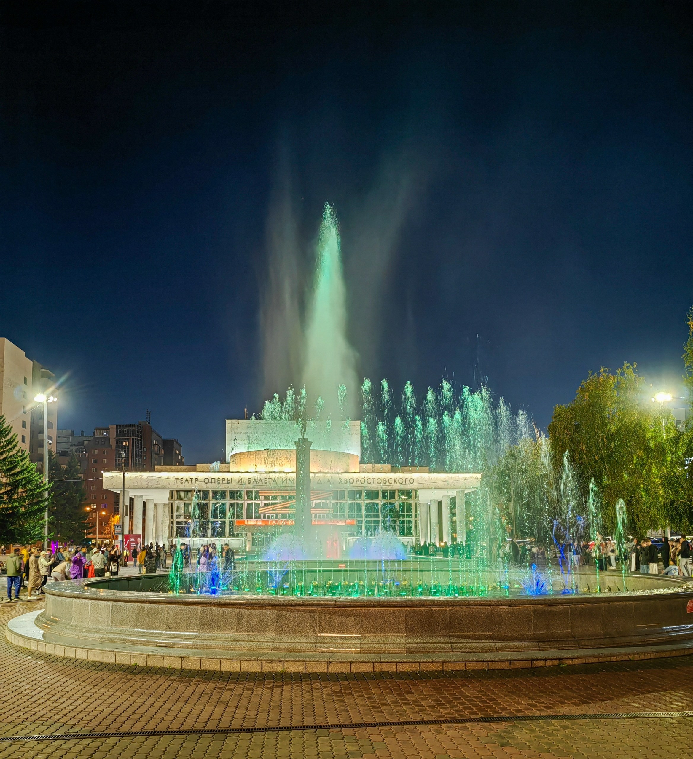 фонтан музыкальный на театральной площади Красноярск индивидуальный тур экскурсии фото фототур фотосессия интересные места достопримечательности что посмотреть куда сходить что посетить смотровые площадки видовые красивые места Национальный парк заповедник Столбы Дивногорск Красноярская ГЭС путешествие туристический маршрут место силы Часовня Параскевы Пятницы Коммунальный мост остров Татышев Бобровый лог Николаевская сопка набережная Енисея село Овсянка музей Астафьева Караульная гора Виноградовский мост гид экскурсовод индивидуальная экскурсия фотосъемка виды на Енисей фанпарк Бобровый лог парк флоры и фауны Роев ручей Торгашинский хребет скала Такмак вантовый мост аренда кабриолета аренда микроавтобуса трансфер цена заказать экскурсию программа маршрут куда сходить цены расписание заказать онлайн экскурсионное обслуживание трансфер на комфортабельном автобусе Речной вокзал