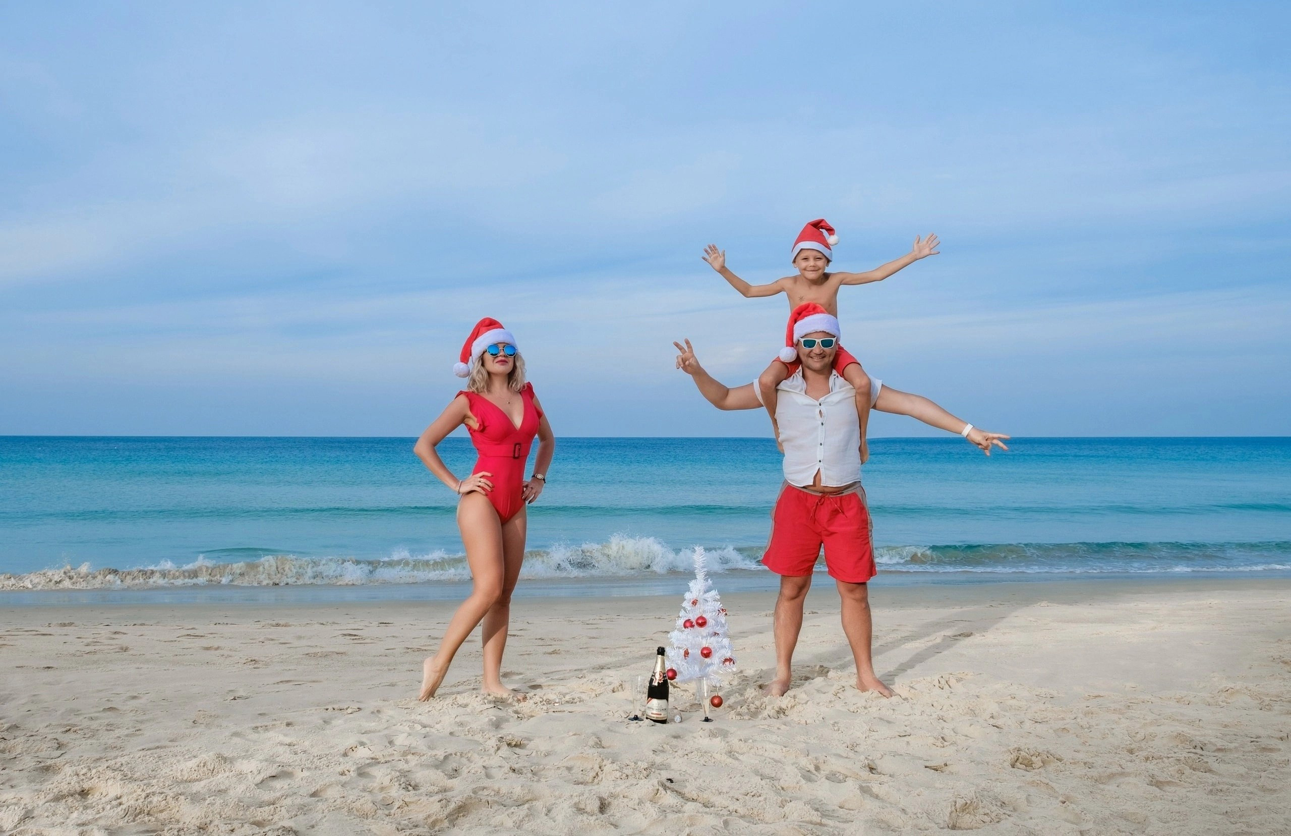Новогодняя фотосессия на Пхукете фотограф в тайланде на пляже красивое место идея образ девушка в купальнике примеры фото позы для фотосессии Патонг пляж Карон Найхарн Ката Майкао пальма экскурсия Заказать фотосессию цена стоимость