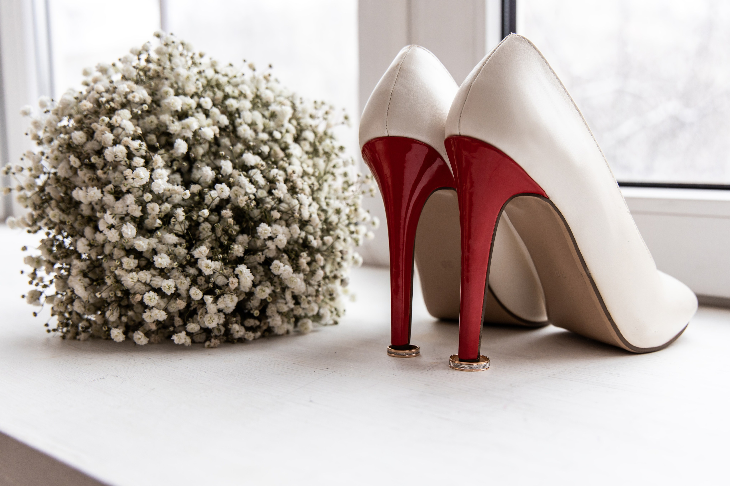 Оригинальная композиция из свадебных туфлей и обручальных колец. Свадебная фотосессия Астрахань.