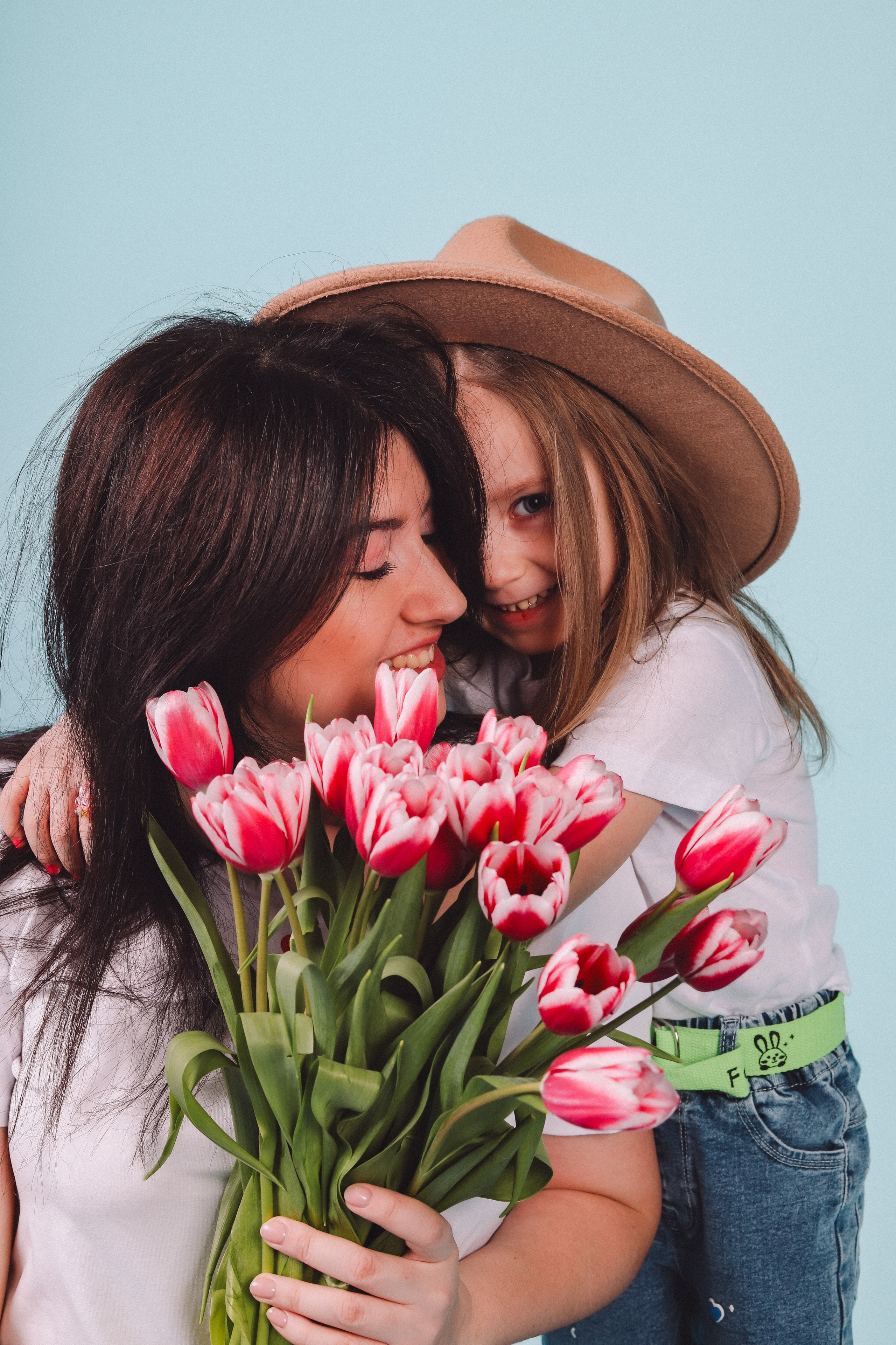 Фотодень в зале «Grey» c живыми цветами на голубом фоне. Фотостудия LIGHT в Люберцах