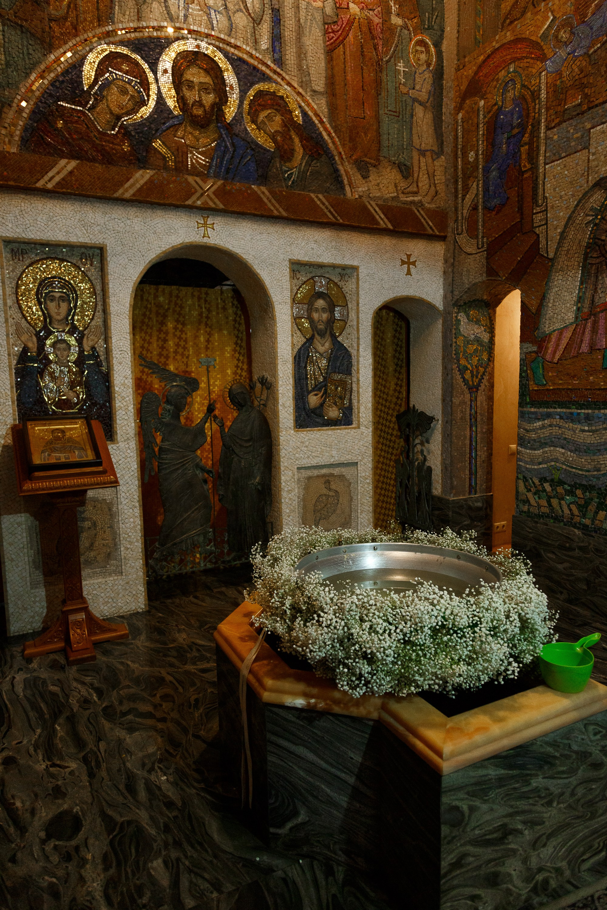 Крещение в храме Владимира Священномученика и Новомучеников и Исповедников Российских в Петровском храме