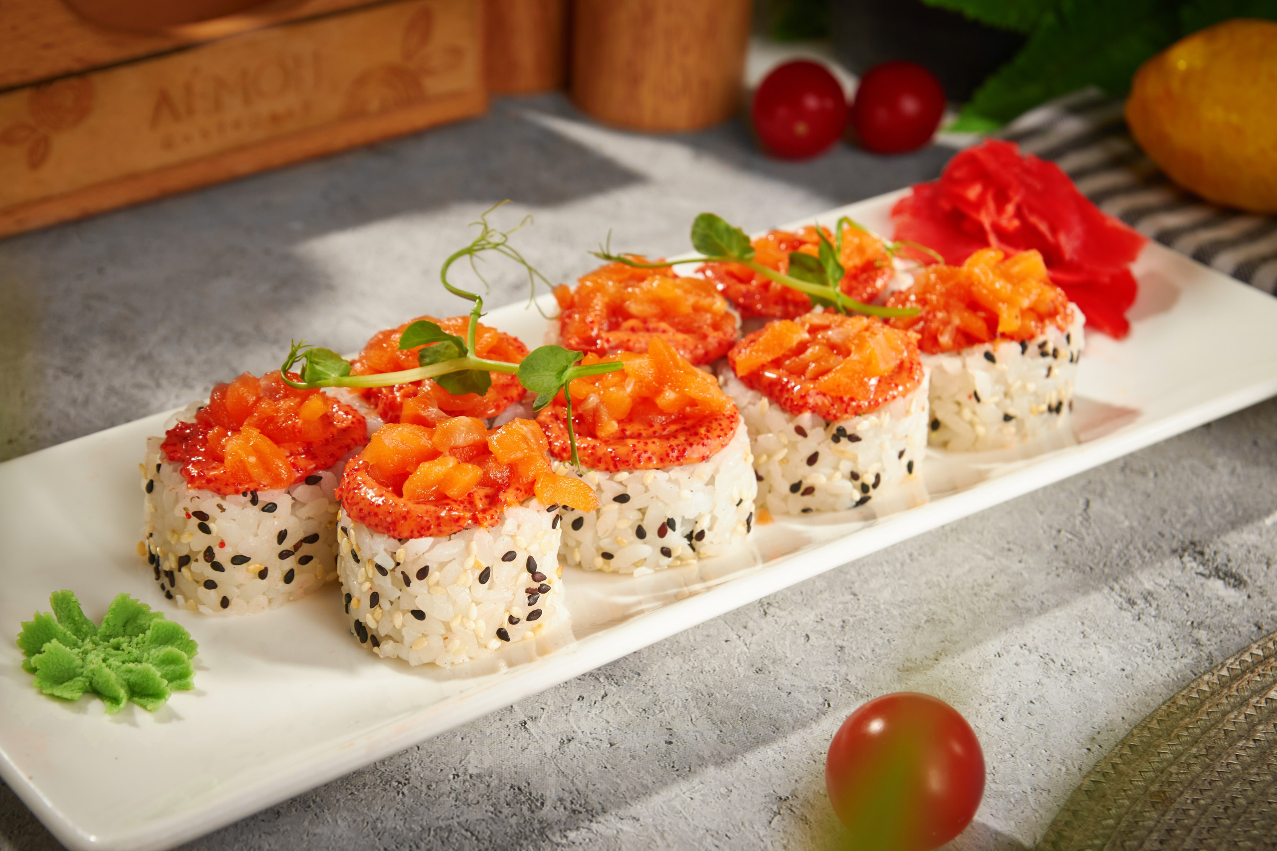 Роллы с лососем для меню гастробара Lemon, предметная фуд-съёмка, Саратов
