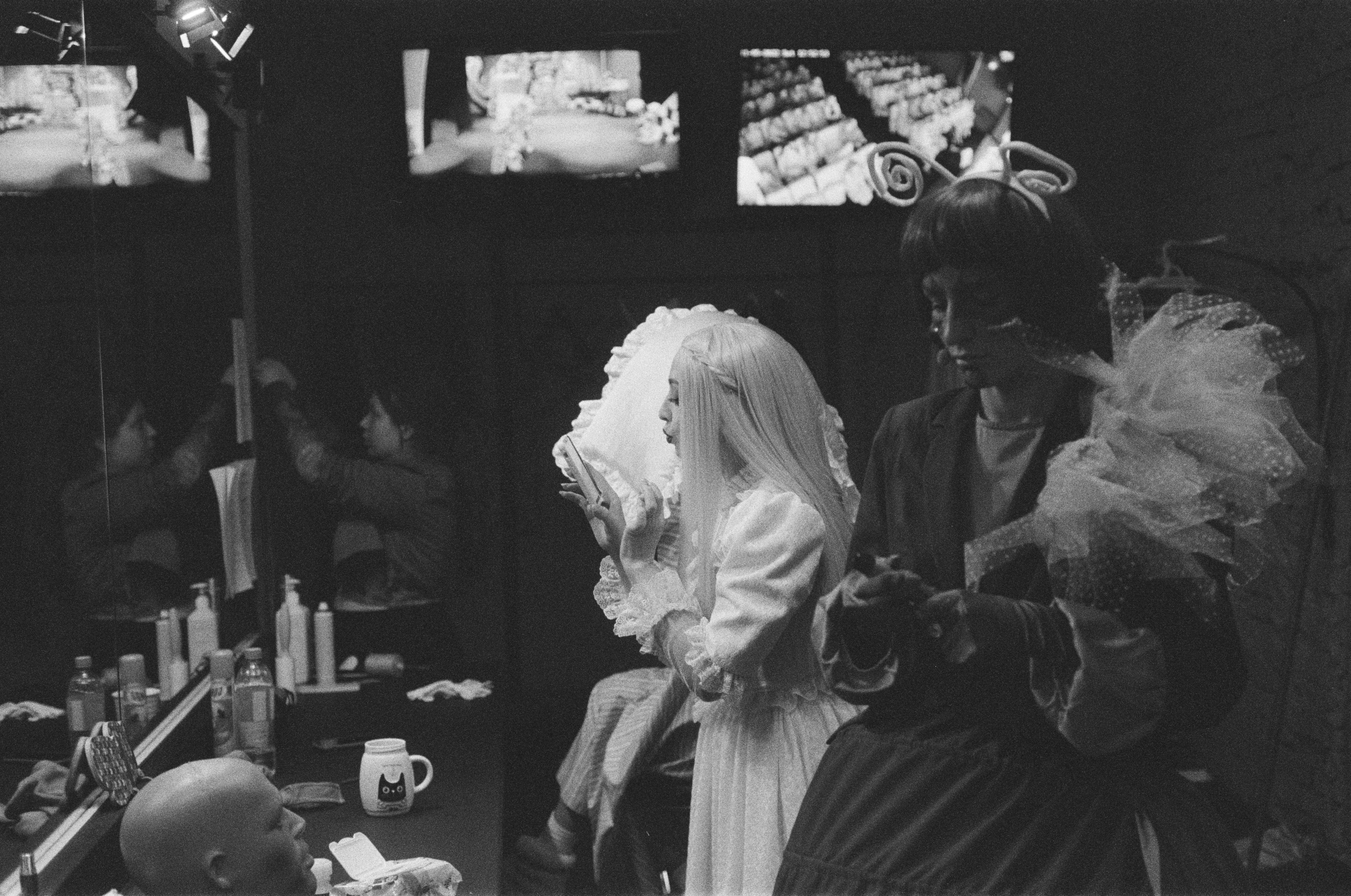 Фотосерия о магии театра и трансформации актёра: грим, костюмы, эмоции и визуальные метаморфозы на пути к сценическому образу. На фото — актёры Театра Стаса Намина и Мастерской Петра Фоменко. Фотограф: Ожерельев Лев