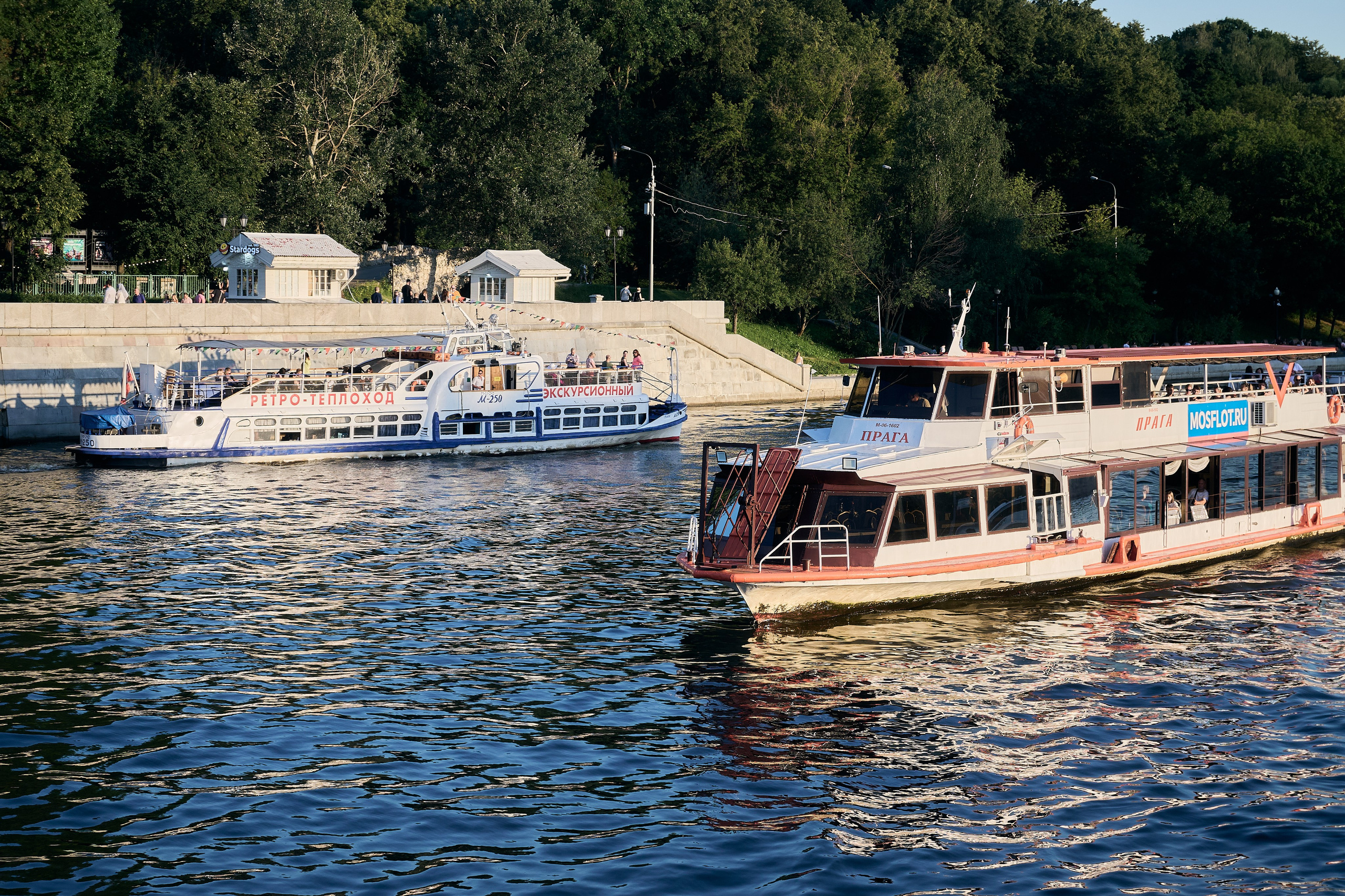 Прогулка на кораблике по Москва-реке. Фотограф Роман Адлер