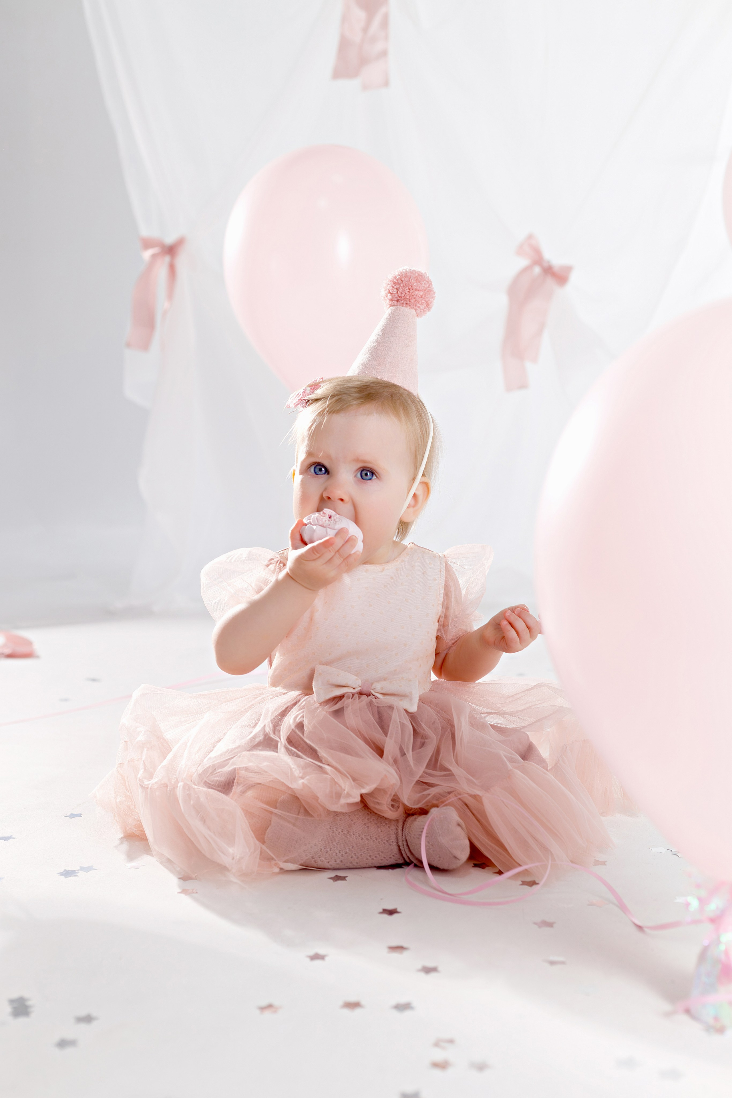Детская фотосессия на 1 годик с декорациями в Сочи. Детский студийный фотограф Сочи