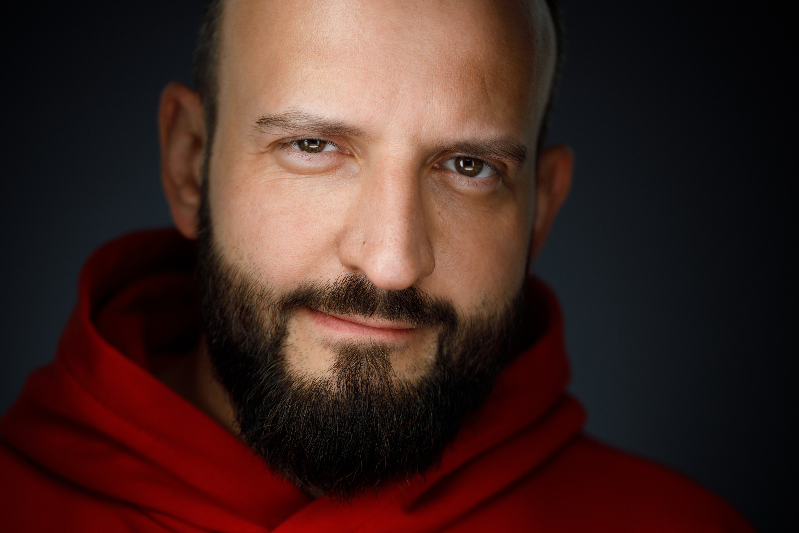 Неформальный хедшот портрет мужчины на тёмном фоне.