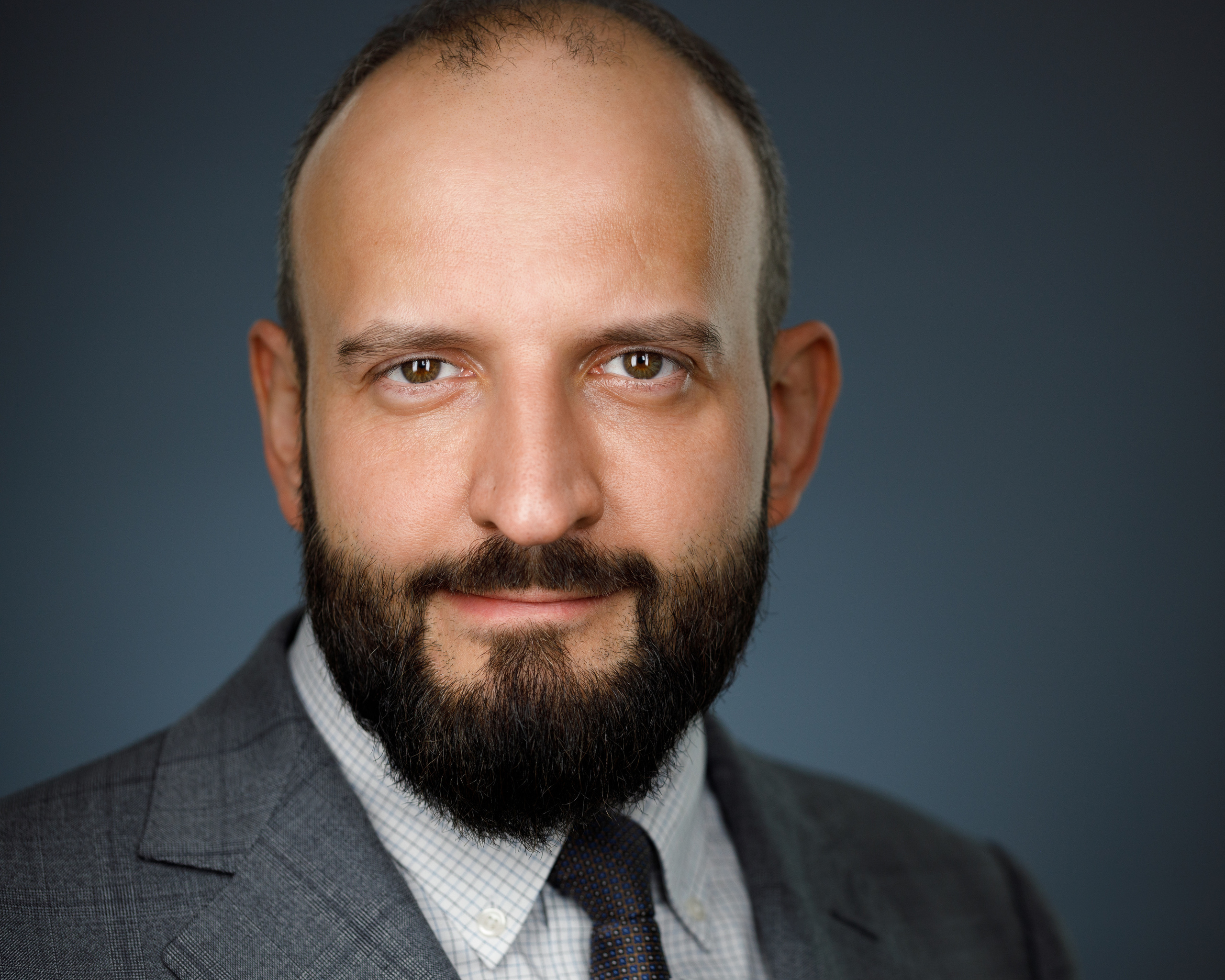 Хедшот. Деловой портрет руководителя на сером фоне.