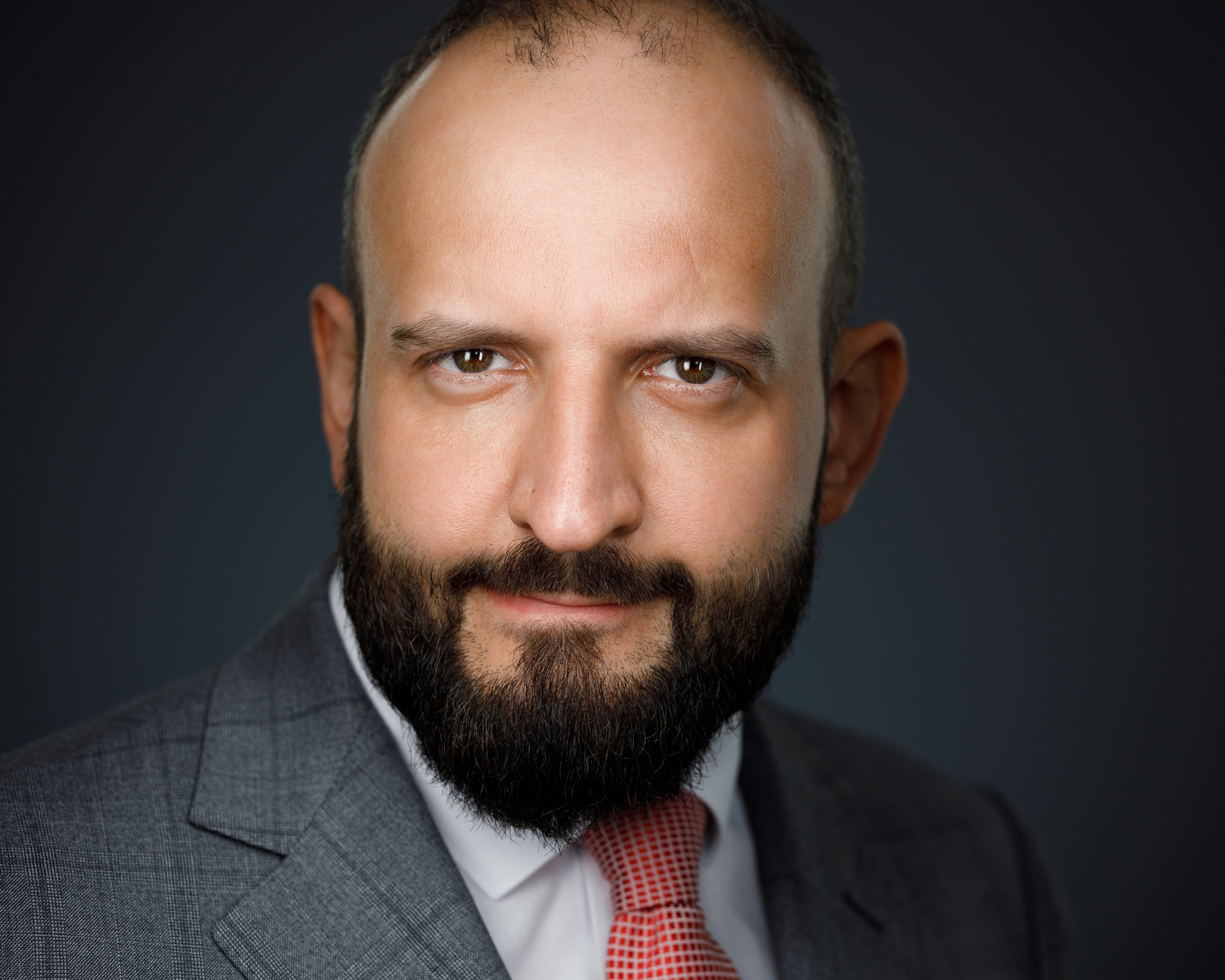 Хедшот. Деловой портрет руководителя на тёмном фоне.