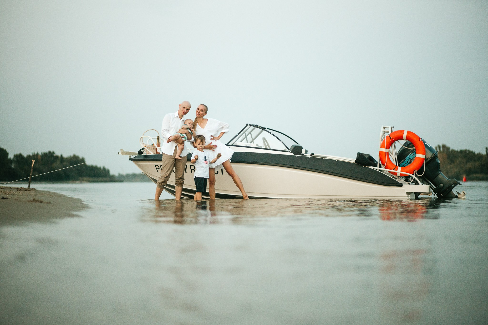 Семейная фотосессия династии Бегма: Съемка у катера на Дону. Семейный и свадебный фотограф Ростове-на-Дону