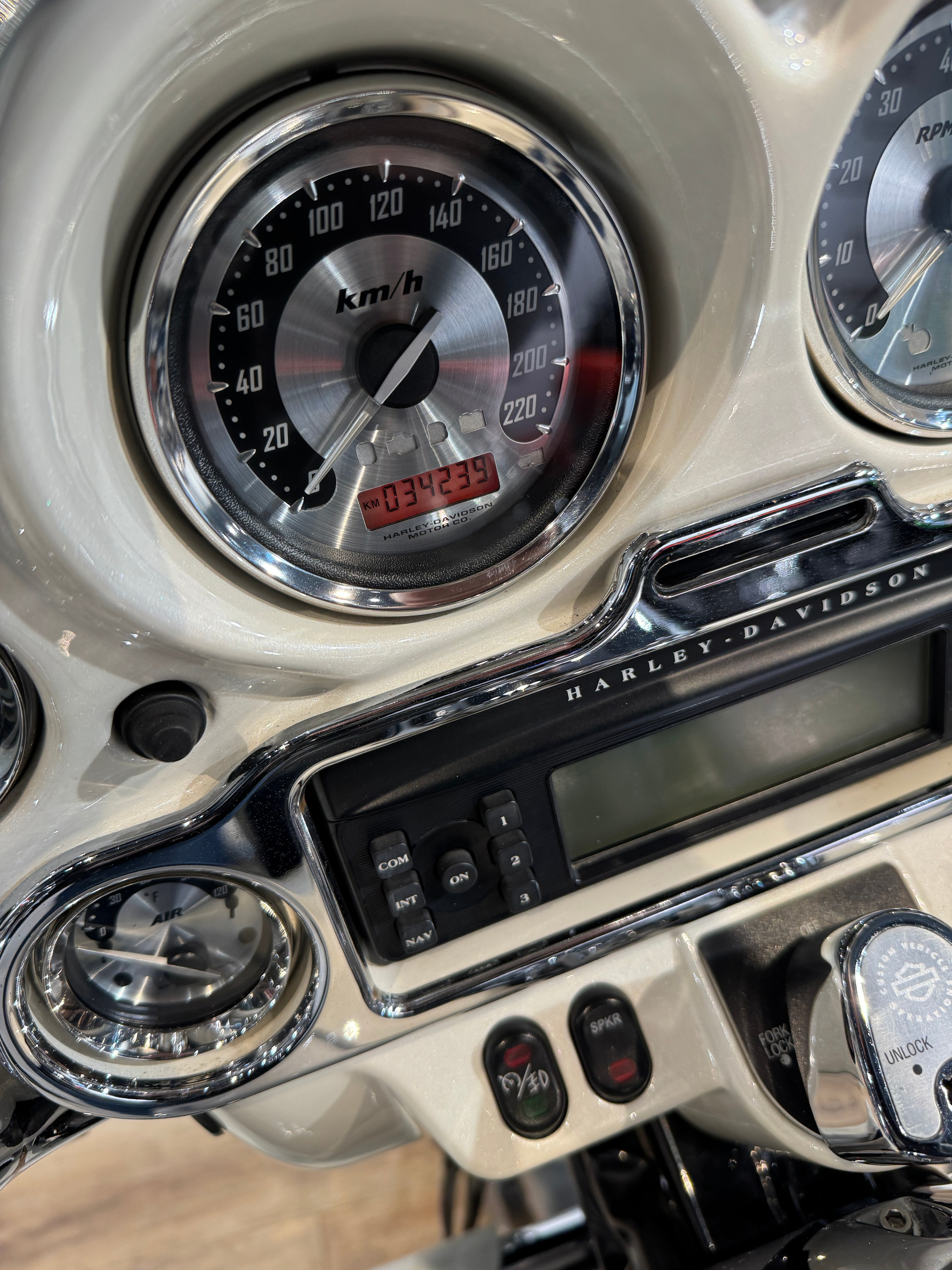 Harley Davidson CVO Electra Glide (White Frost) (Touring) — купить мотоцикл. Hello Davidson, Москва. Только хорошие мотоциклы…