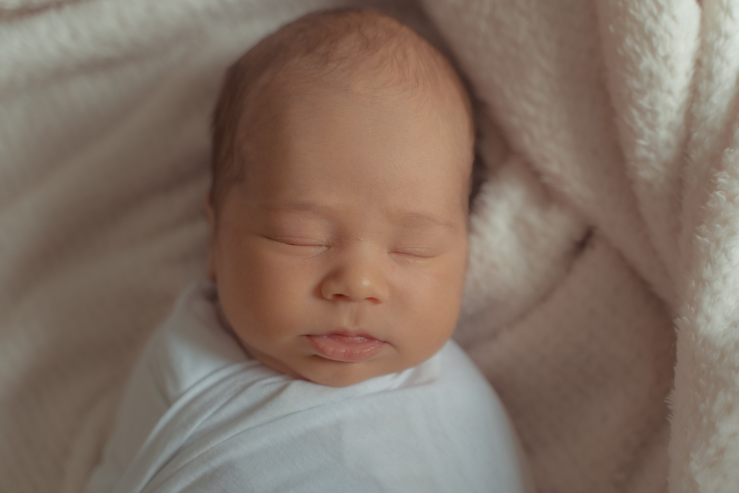 Фотосъемка новорожденного в минималистичном стиле