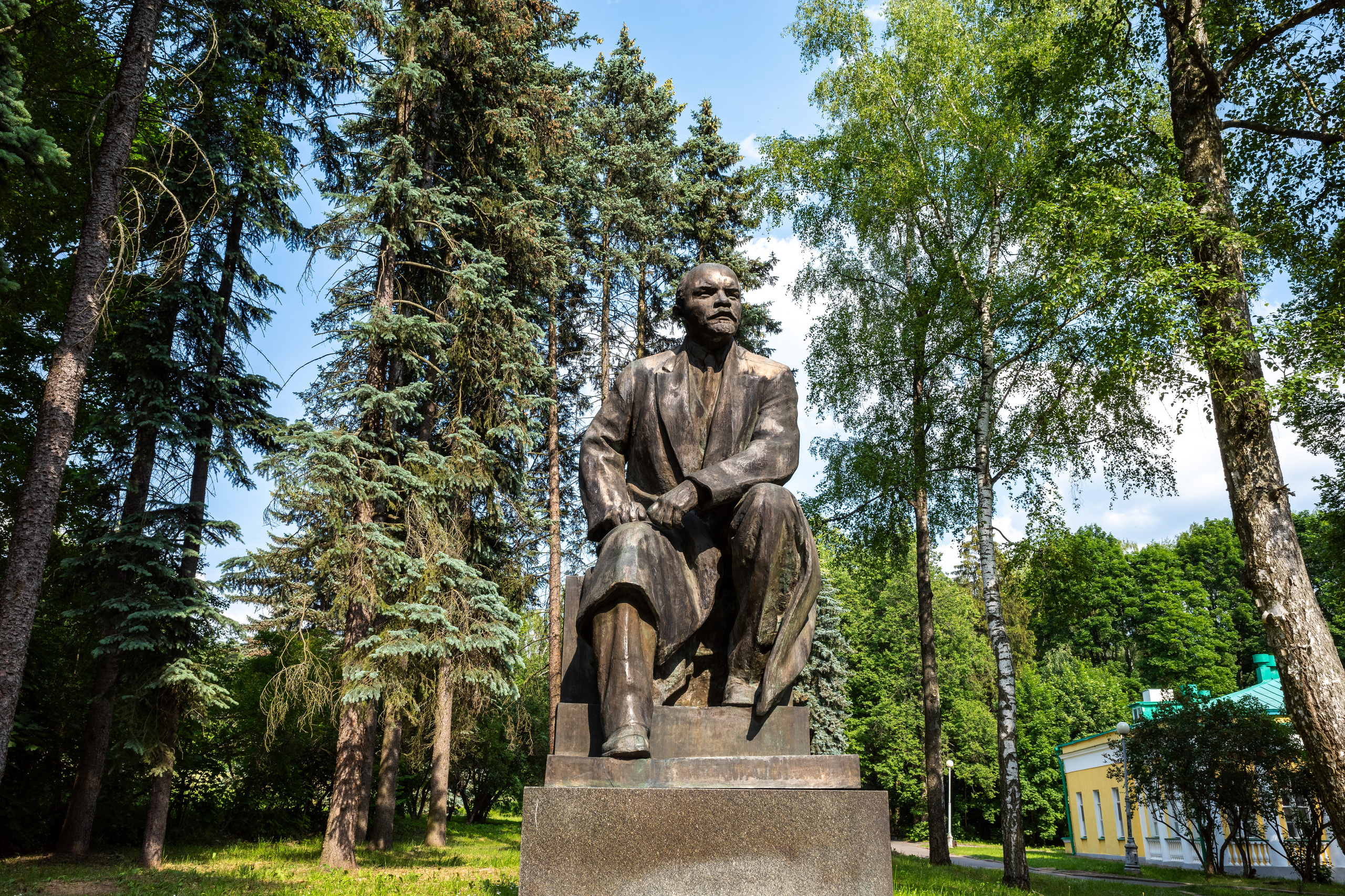 Памиятник Ленину в Горках Ленинских