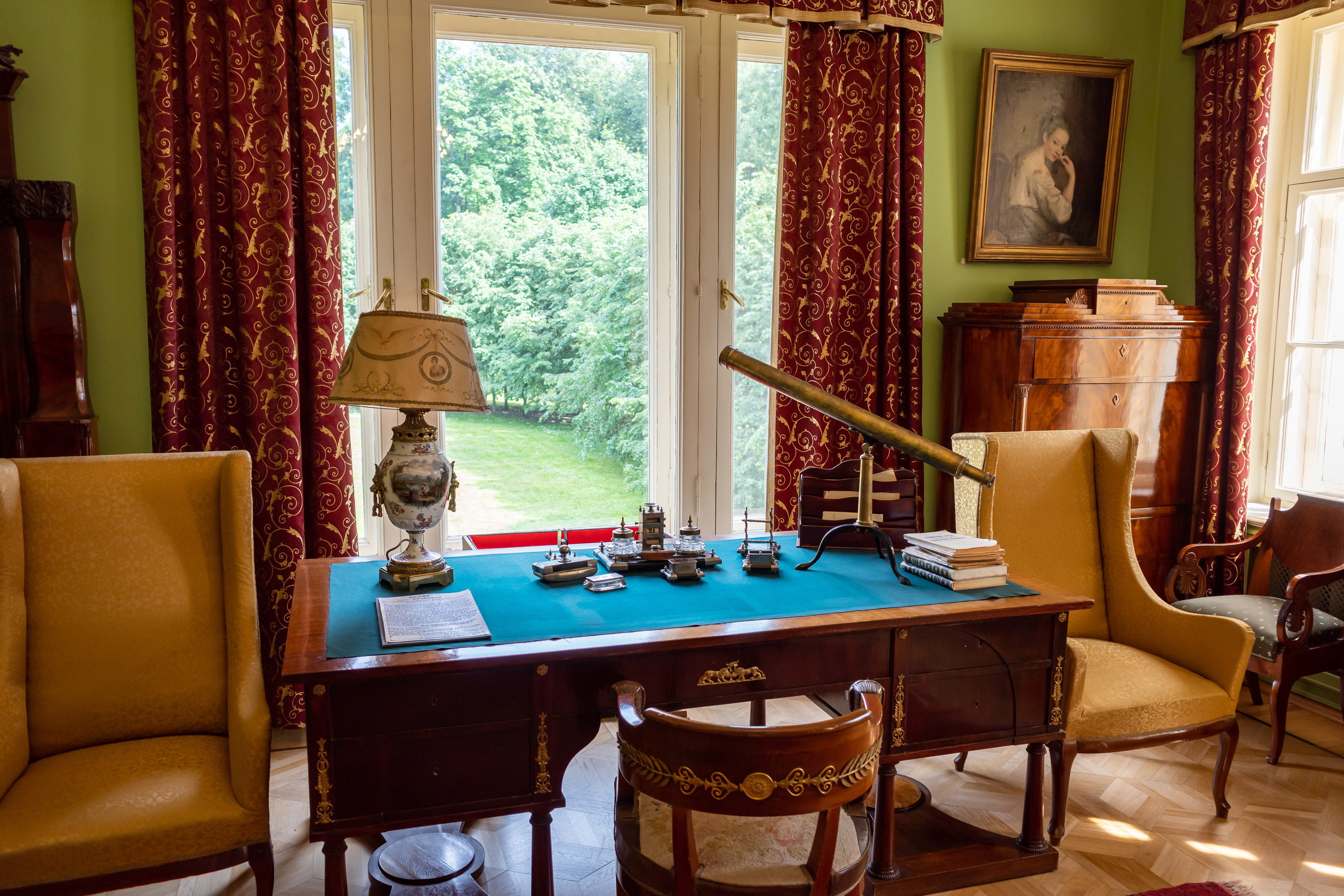 Интерьеры усадьбы Горки Ленинские