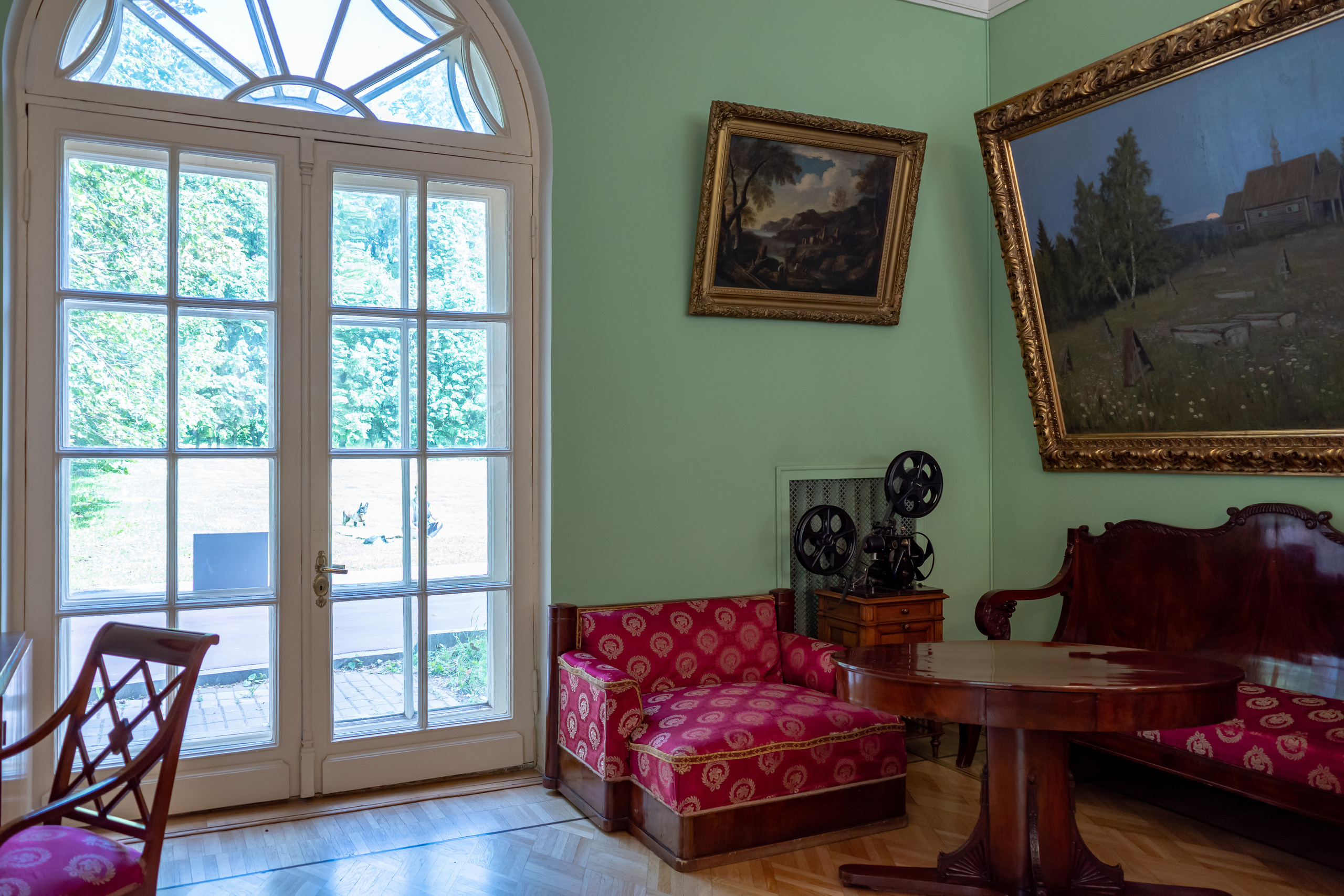 Интерьеры усадьбы Горки Ленинские