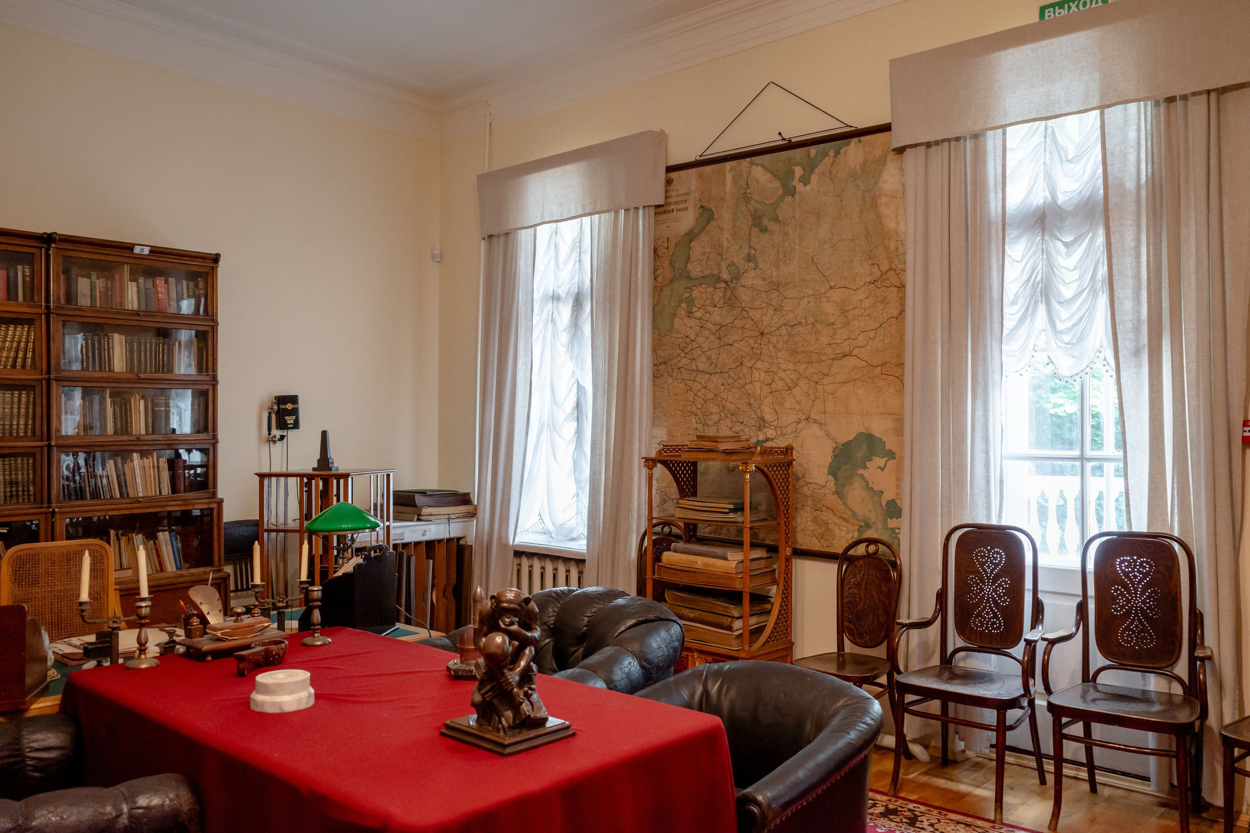 Рабочий стол Ленина в Горках Ленинских