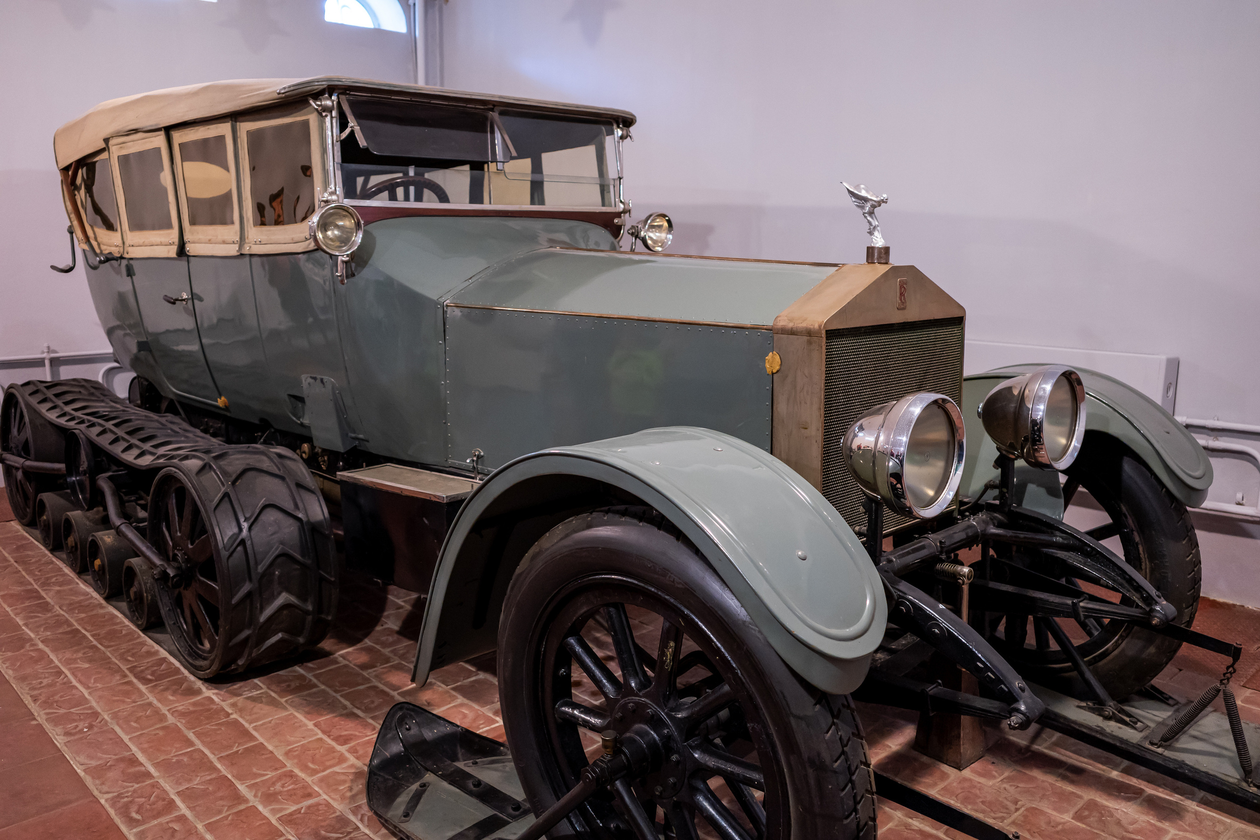 Полугусеничная машина Ленина в Горках Ленинских