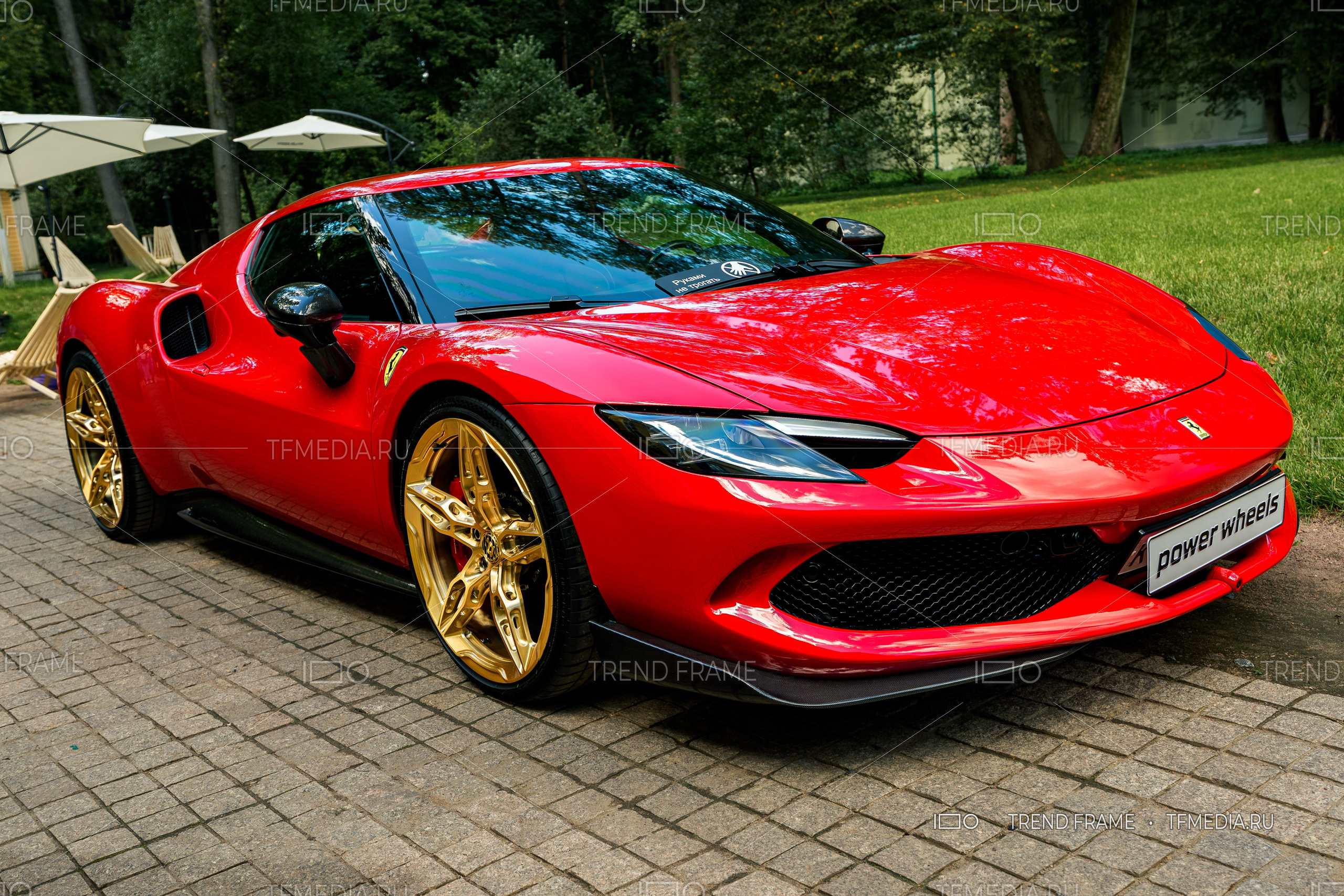 Красная Ferrari 296 GTB на выставке Автовыходные 2025 в Архангельском