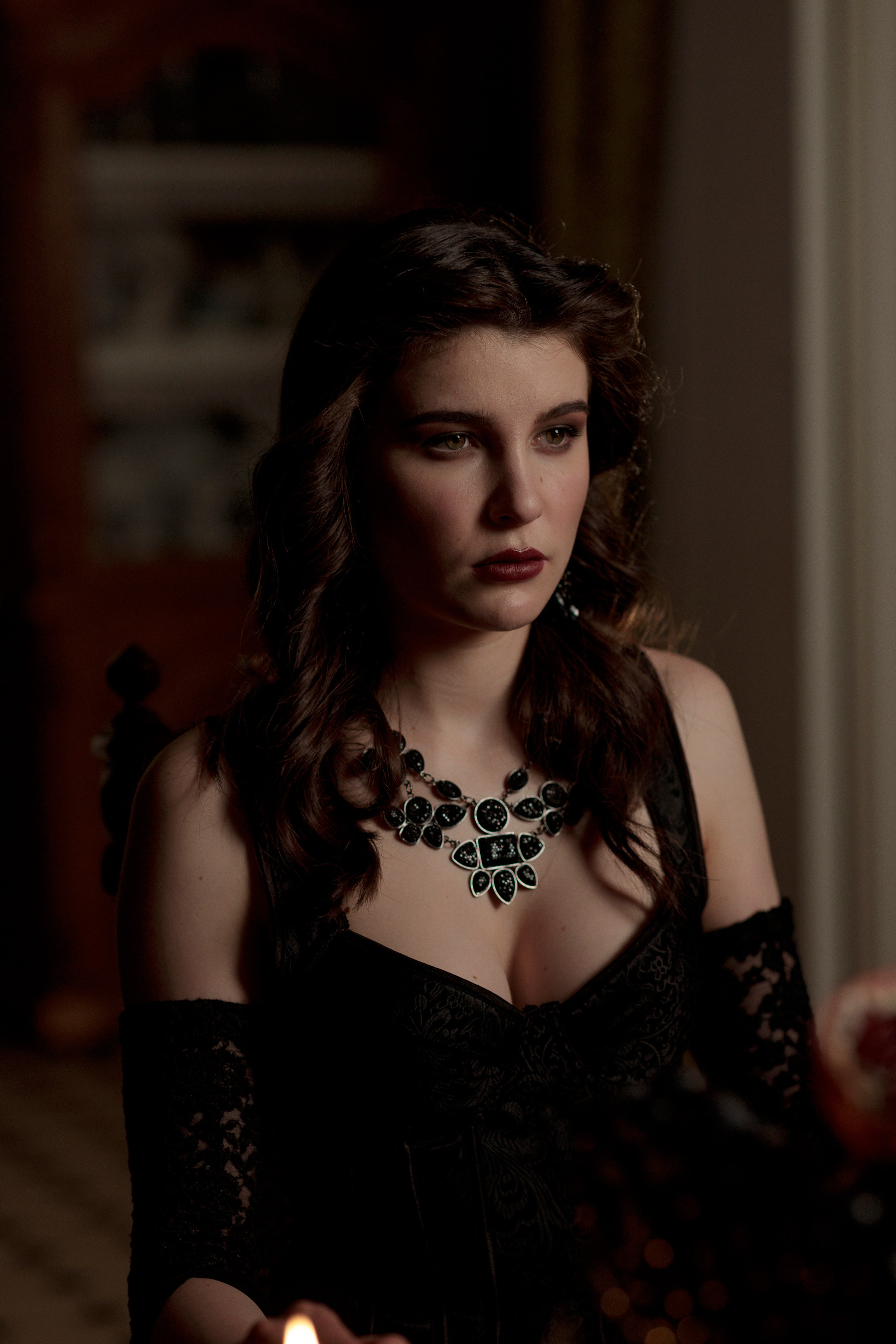 Девушка в состоянии принятия, что предстоит перейти на тёмную сторону