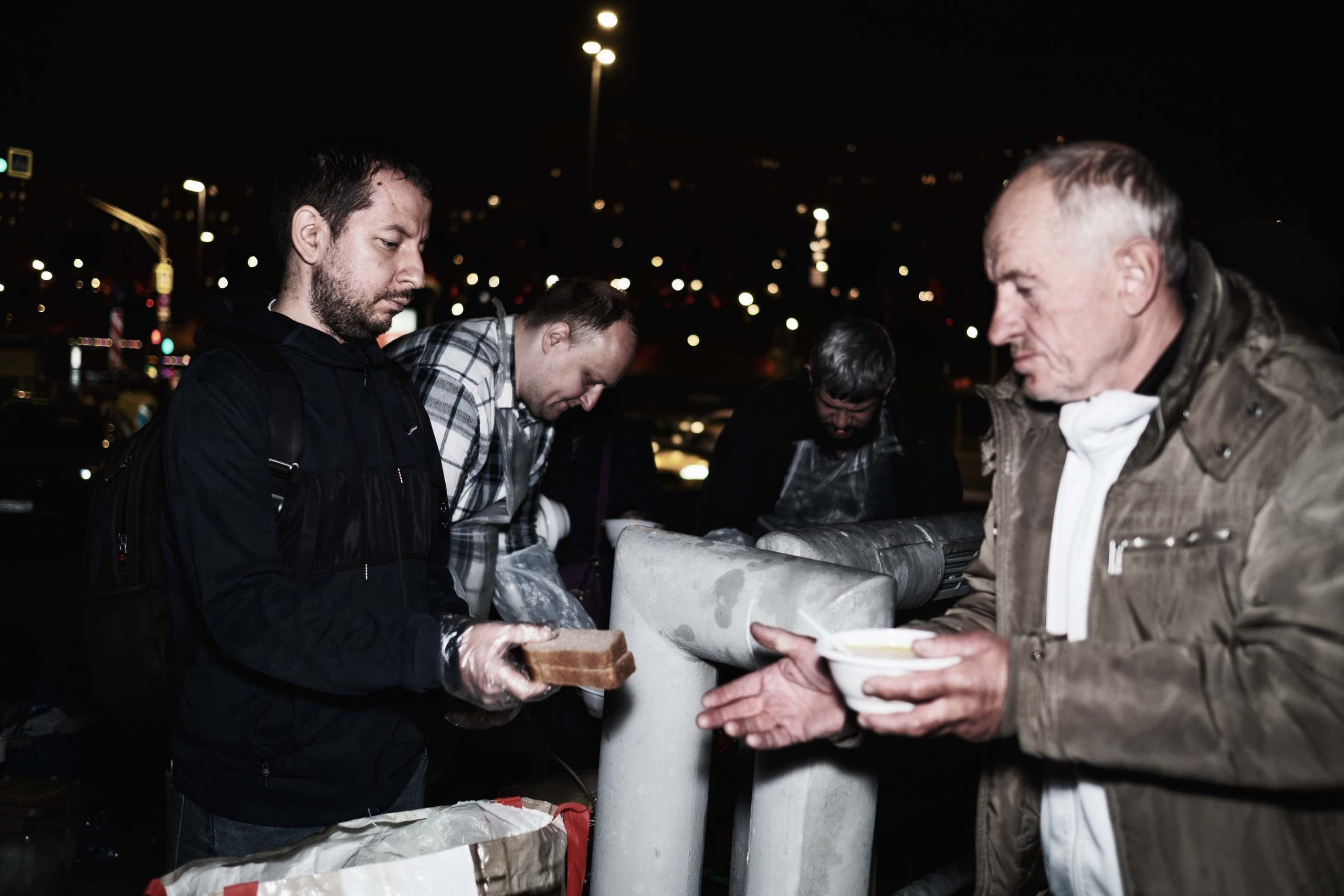 Готовка для бездомных и кормление их в Москве. Фотограф в Москве Максим Скоробогатов