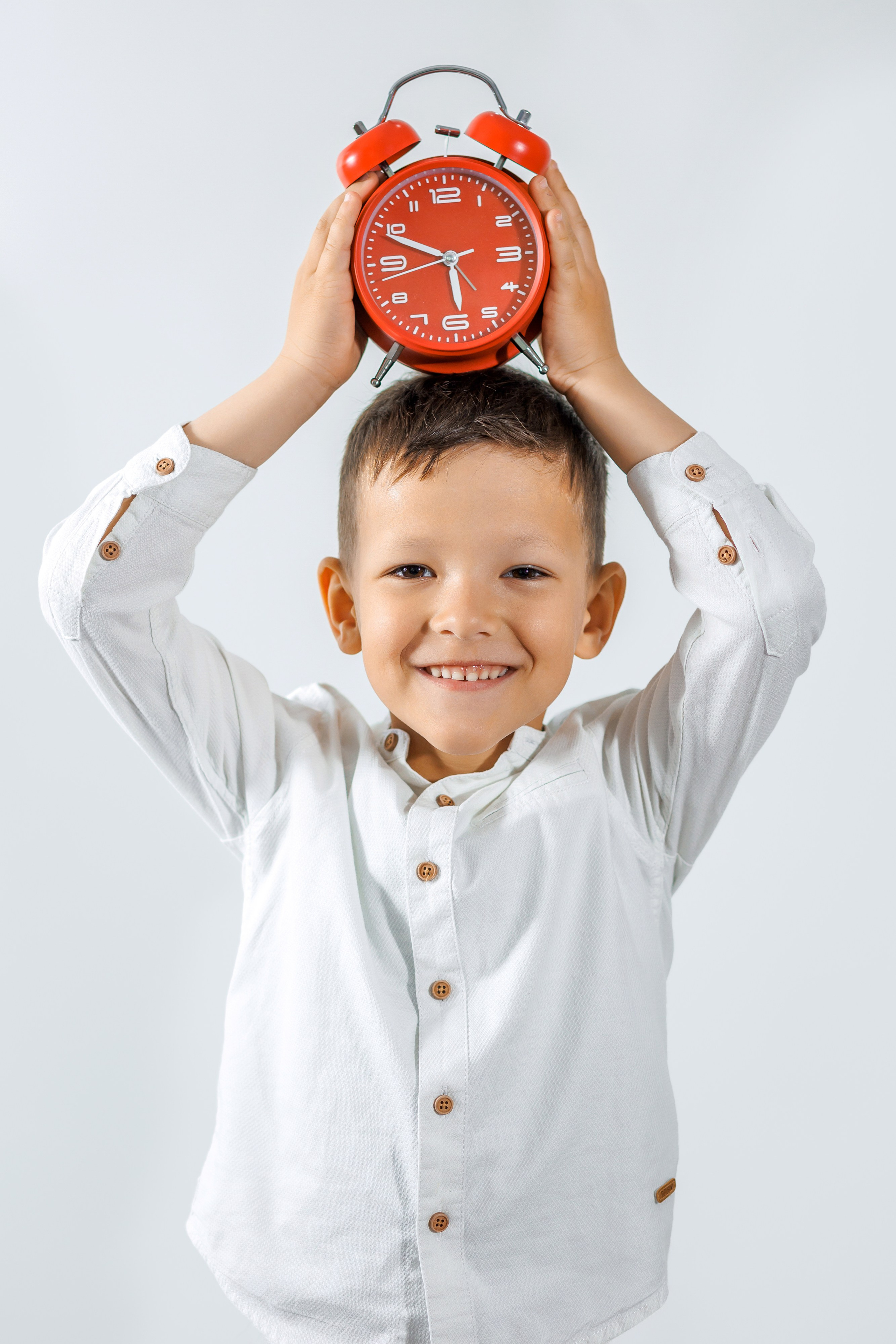 Яркие дети на светлом фоне. Семейный и детский фотограф в Ростове-на-Дону