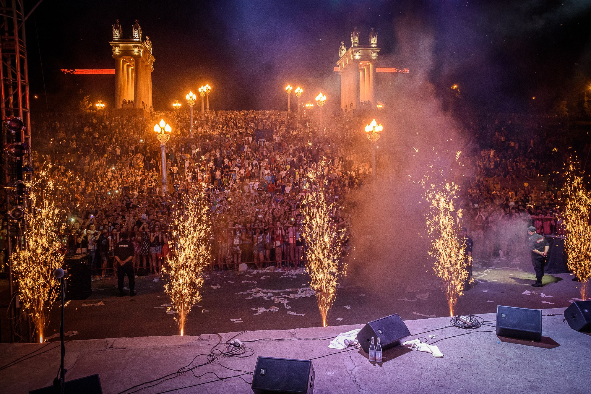 Фейерверк на сцене во время концерта #ColorFest