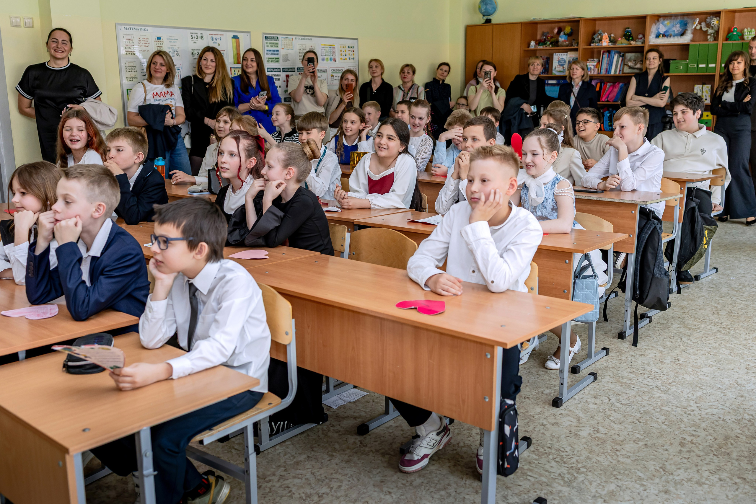Выпускной в начальной школе в классе. Фотограф и видеограф Москва. Свадебный фотограф, видеограф. Выпускные альбомы. Оживающие альбомы