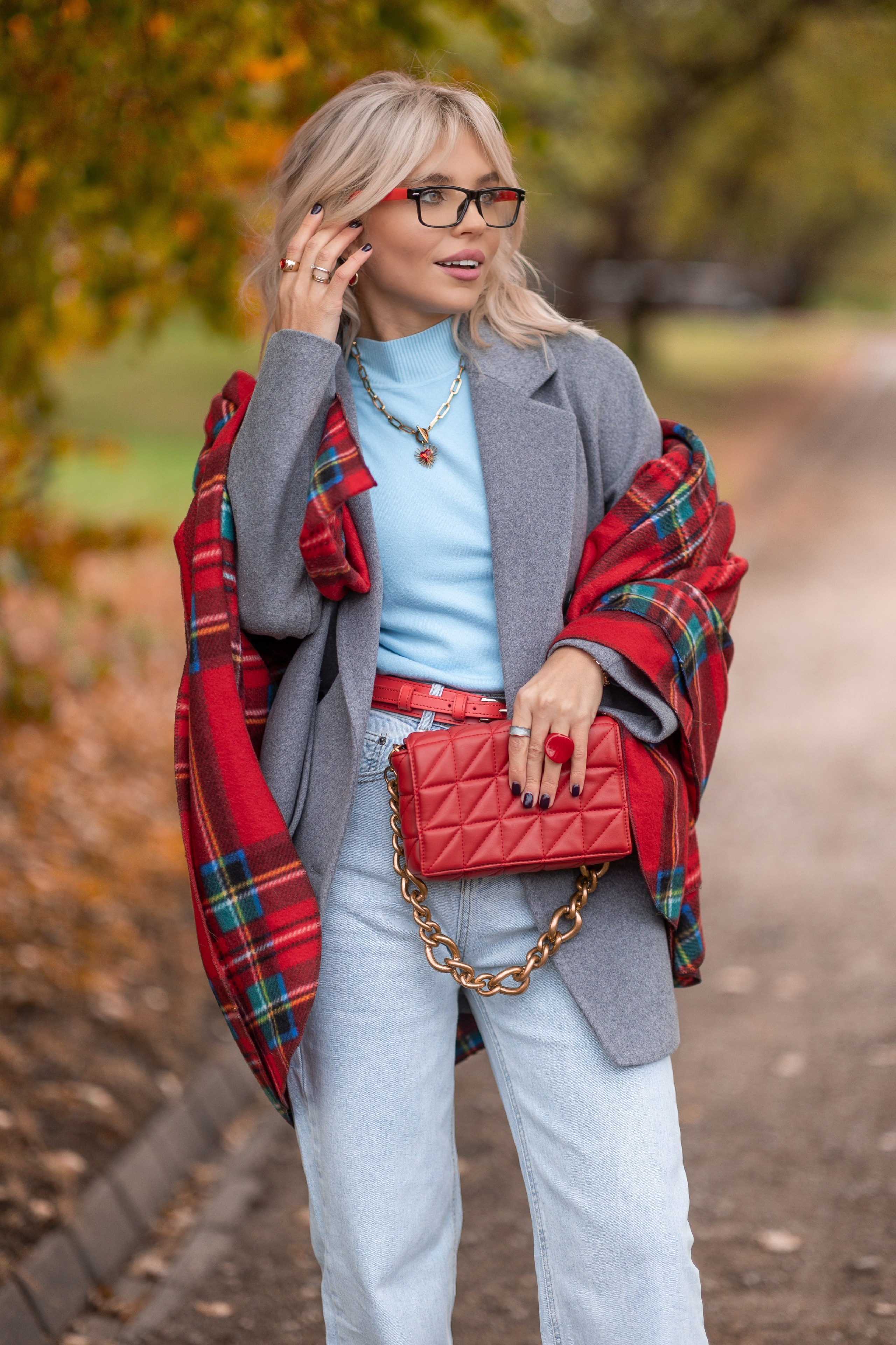 Девушка в красном